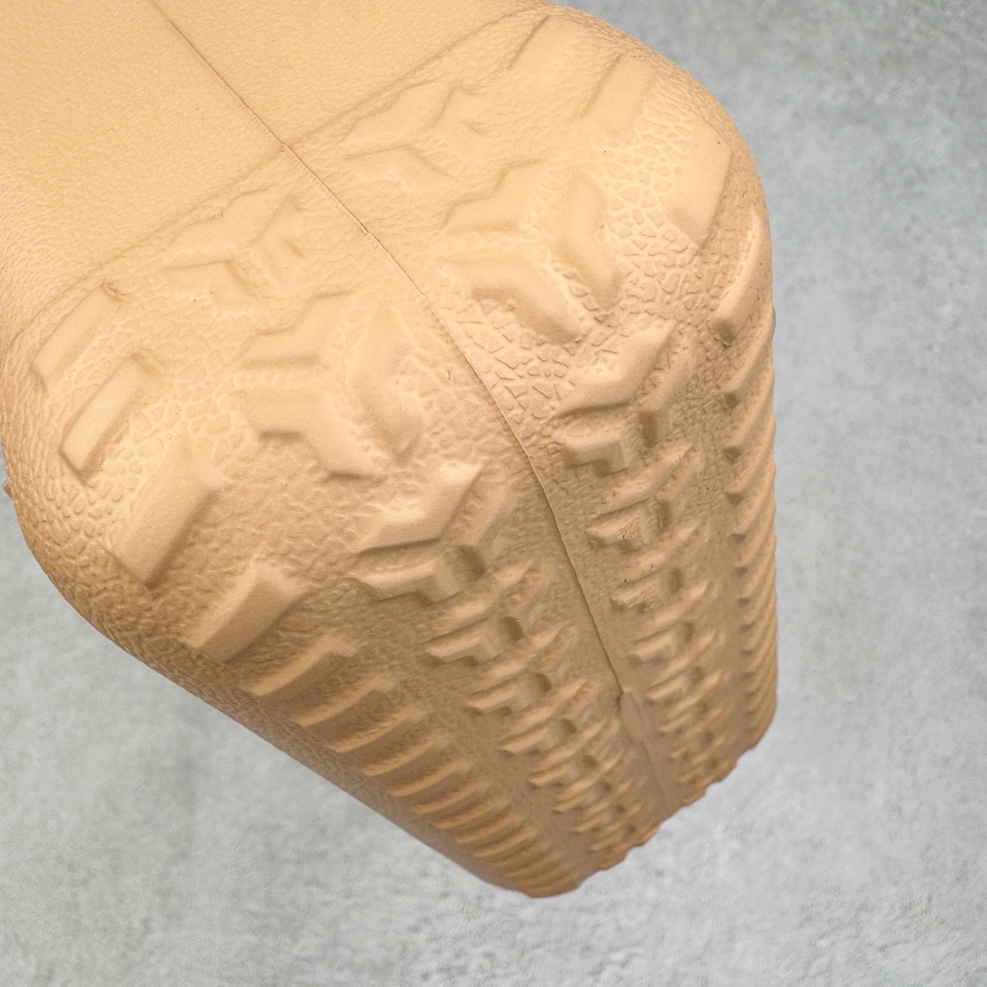 图片[4]-Crocs 卡骆驰时尚简约多巴胺日常百搭 EVA 手提包 女款 多色 纯正外贸公司zp订单 洞门新出卡骆驰洞洞包 可手提 可斜挎 每个颜色都配相对应颜色的肩带 轻到忘记存在感 手机 充电宝 雨伞 也能装 肩带加宽不勒肉 每个包包上都有5个随机微章 当然你拿到手也可以diy 暴雨也冲不垮的防水王者 一体成型橡胶包身 接缝？不存在的 去水上乐园 手机证件直接扔包里 上岸一擦就干 安全感拉满 溅到奶茶咖啡 湿巾一抹重生 懒人狂喜 要轻便选它 要防水选它 要吸睛还选它 这包把“夏日痛点”拿捏得死死的 夏天来了 阳光与沙滩季节到了 卡骆驰新出的「洞洞包」本颜控+实用党直接尖叫——防水、轻便、还能DIY 夏天背它出门简直开挂！救命！这包是懂夏天的！-选品中心