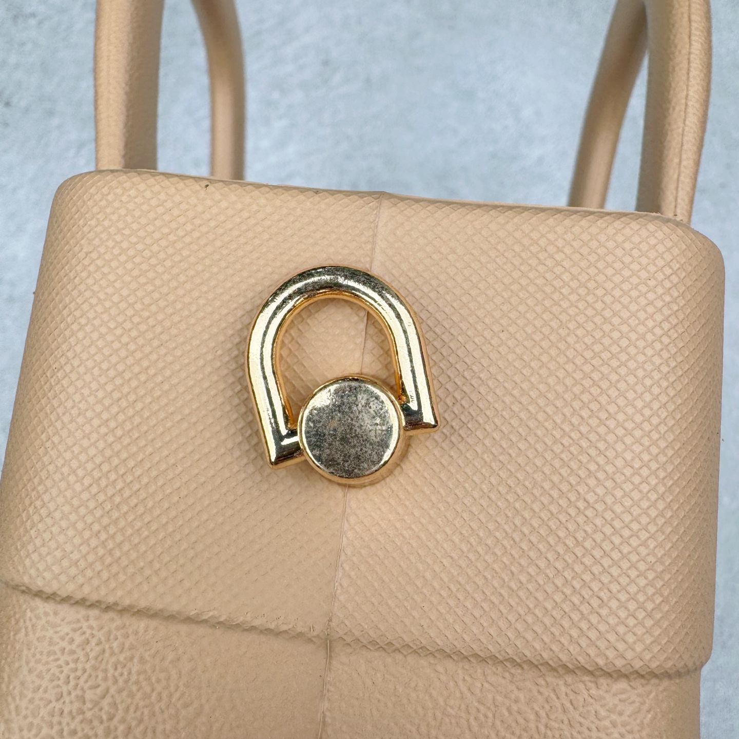 图片[5]-Crocs 卡骆驰时尚简约多巴胺日常百搭 EVA 手提包 女款 多色 纯正外贸公司zp订单 洞门新出卡骆驰洞洞包 可手提 可斜挎 每个颜色都配相对应颜色的肩带 轻到忘记存在感 手机 充电宝 雨伞 也能装 肩带加宽不勒肉 每个包包上都有5个随机微章 当然你拿到手也可以diy 暴雨也冲不垮的防水王者 一体成型橡胶包身 接缝？不存在的 去水上乐园 手机证件直接扔包里 上岸一擦就干 安全感拉满 溅到奶茶咖啡 湿巾一抹重生 懒人狂喜 要轻便选它 要防水选它 要吸睛还选它 这包把“夏日痛点”拿捏得死死的 夏天来了 阳光与沙滩季节到了 卡骆驰新出的「洞洞包」本颜控+实用党直接尖叫——防水、轻便、还能DIY 夏天背它出门简直开挂！救命！这包是懂夏天的！-选品中心