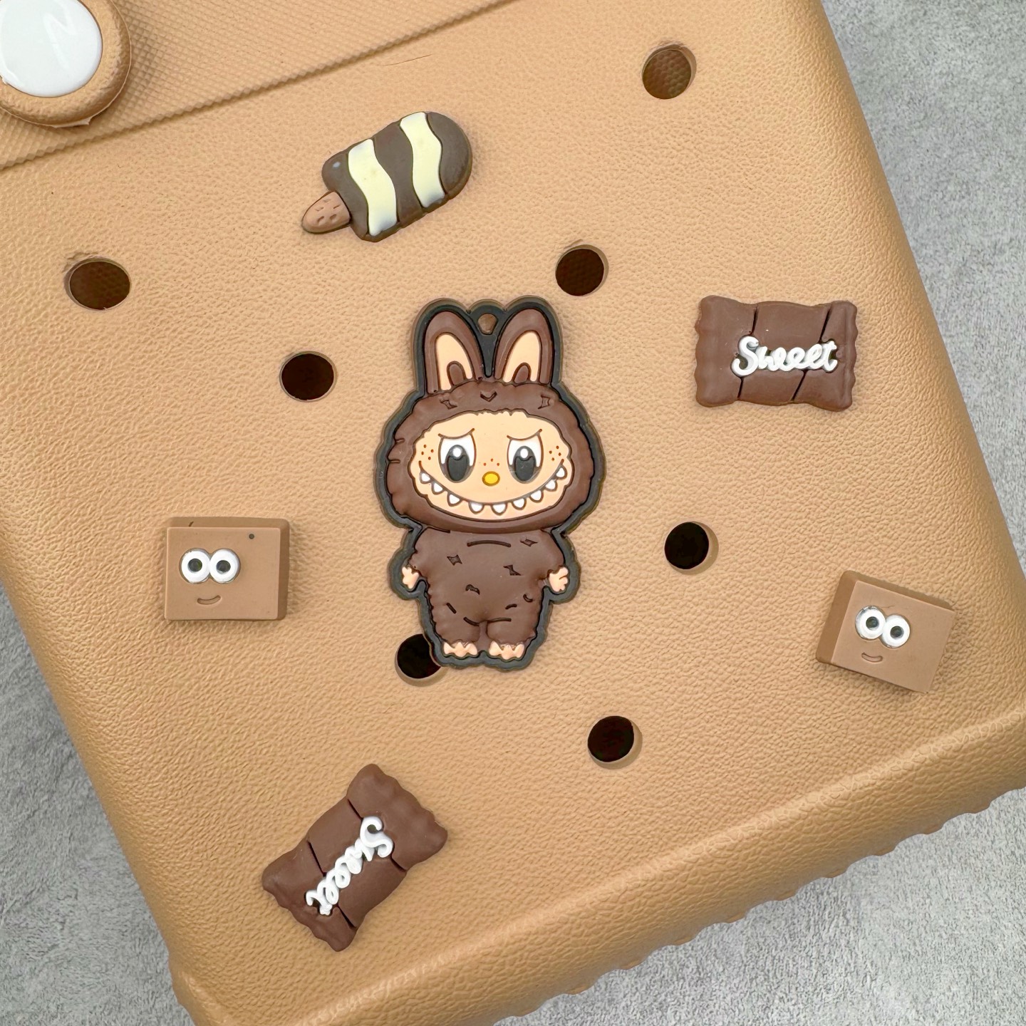 图片[6]-Crocs 卡骆驰时尚简约多巴胺日常百搭 EVA 手提包 女款 多色 纯正外贸公司zp订单 洞门新出卡骆驰洞洞包 可手提 可斜挎 每个颜色都配相对应颜色的肩带 轻到忘记存在感 手机 充电宝 雨伞 也能装 肩带加宽不勒肉 每个包包上都有5个随机微章 当然你拿到手也可以diy 暴雨也冲不垮的防水王者 一体成型橡胶包身 接缝？不存在的 去水上乐园 手机证件直接扔包里 上岸一擦就干 安全感拉满 溅到奶茶咖啡 湿巾一抹重生 懒人狂喜 要轻便选它 要防水选它 要吸睛还选它 这包把“夏日痛点”拿捏得死死的 夏天来了 阳光与沙滩季节到了 卡骆驰新出的「洞洞包」本颜控+实用党直接尖叫——防水、轻便、还能DIY 夏天背它出门简直开挂！救命！这包是懂夏天的！-选品中心