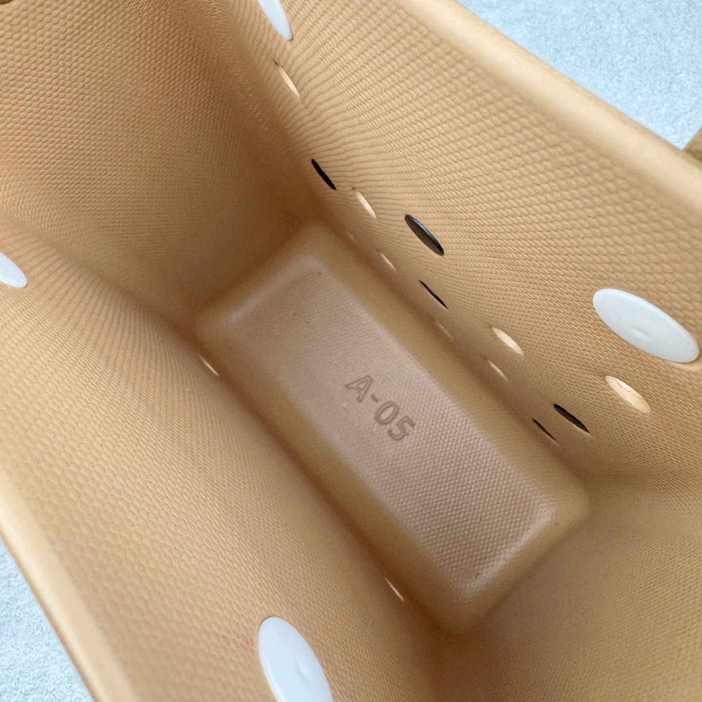 图片[7]-Crocs 卡骆驰时尚简约多巴胺日常百搭 EVA 手提包 女款 多色 纯正外贸公司zp订单 洞门新出卡骆驰洞洞包 可手提 可斜挎 每个颜色都配相对应颜色的肩带 轻到忘记存在感 手机 充电宝 雨伞 也能装 肩带加宽不勒肉 每个包包上都有5个随机微章 当然你拿到手也可以diy 暴雨也冲不垮的防水王者 一体成型橡胶包身 接缝？不存在的 去水上乐园 手机证件直接扔包里 上岸一擦就干 安全感拉满 溅到奶茶咖啡 湿巾一抹重生 懒人狂喜 要轻便选它 要防水选它 要吸睛还选它 这包把“夏日痛点”拿捏得死死的 夏天来了 阳光与沙滩季节到了 卡骆驰新出的「洞洞包」本颜控+实用党直接尖叫——防水、轻便、还能DIY 夏天背它出门简直开挂！救命！这包是懂夏天的！-选品中心