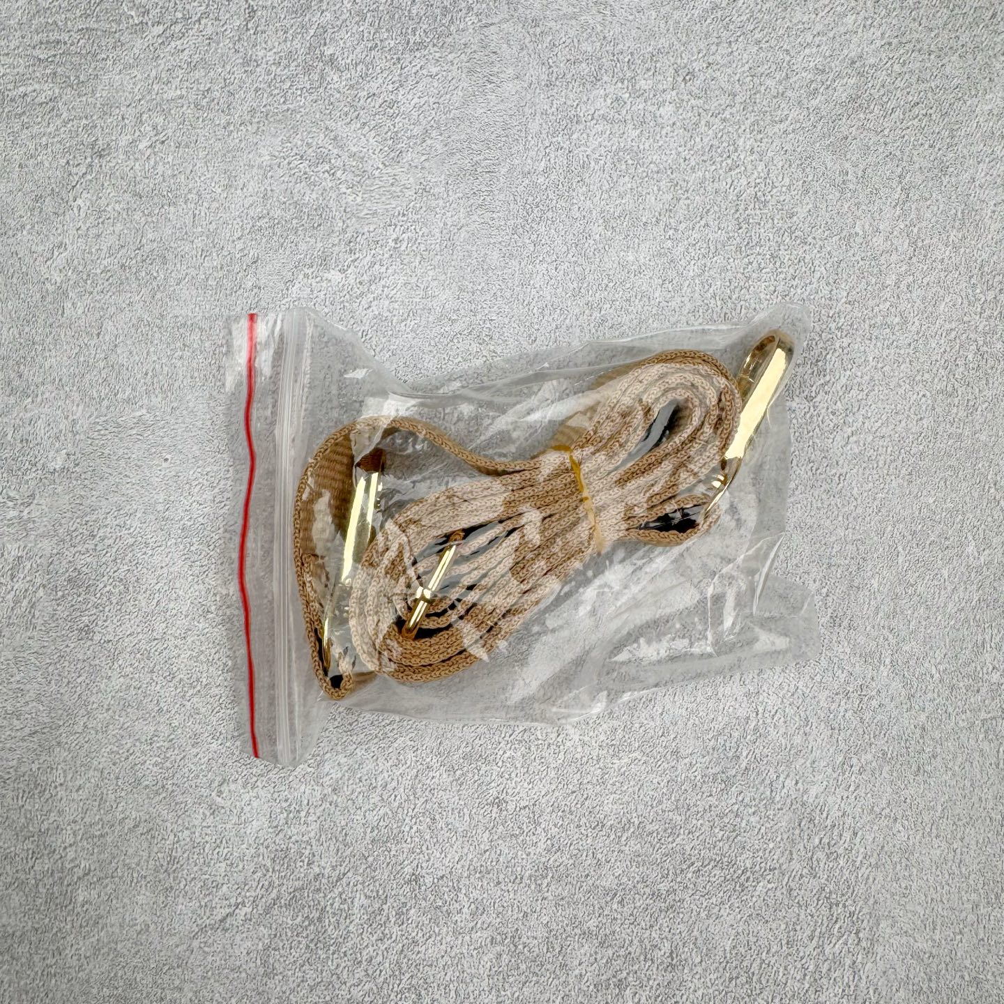 图片[9]-Crocs 卡骆驰时尚简约多巴胺日常百搭 EVA 手提包 女款 多色 纯正外贸公司zp订单 洞门新出卡骆驰洞洞包 可手提 可斜挎 每个颜色都配相对应颜色的肩带 轻到忘记存在感 手机 充电宝 雨伞 也能装 肩带加宽不勒肉 每个包包上都有5个随机微章 当然你拿到手也可以diy 暴雨也冲不垮的防水王者 一体成型橡胶包身 接缝？不存在的 去水上乐园 手机证件直接扔包里 上岸一擦就干 安全感拉满 溅到奶茶咖啡 湿巾一抹重生 懒人狂喜 要轻便选它 要防水选它 要吸睛还选它 这包把“夏日痛点”拿捏得死死的 夏天来了 阳光与沙滩季节到了 卡骆驰新出的「洞洞包」本颜控+实用党直接尖叫——防水、轻便、还能DIY 夏天背它出门简直开挂！救命！这包是懂夏天的！-选品中心