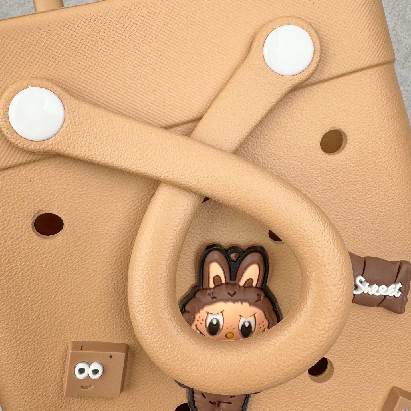 图片[8]-Crocs 卡骆驰时尚简约多巴胺日常百搭 EVA 手提包 女款 多色 纯正外贸公司zp订单 洞门新出卡骆驰洞洞包 可手提 可斜挎 每个颜色都配相对应颜色的肩带 轻到忘记存在感 手机 充电宝 雨伞 也能装 肩带加宽不勒肉 每个包包上都有5个随机微章 当然你拿到手也可以diy 暴雨也冲不垮的防水王者 一体成型橡胶包身 接缝？不存在的 去水上乐园 手机证件直接扔包里 上岸一擦就干 安全感拉满 溅到奶茶咖啡 湿巾一抹重生 懒人狂喜 要轻便选它 要防水选它 要吸睛还选它 这包把“夏日痛点”拿捏得死死的 夏天来了 阳光与沙滩季节到了 卡骆驰新出的「洞洞包」本颜控+实用党直接尖叫——防水、轻便、还能DIY 夏天背它出门简直开挂！救命！这包是懂夏天的！-选品中心