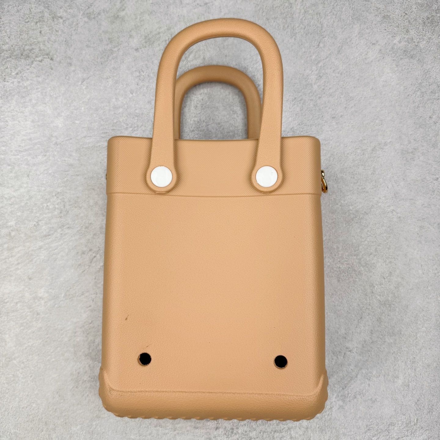 图片[2]-Crocs 卡骆驰时尚简约多巴胺日常百搭 EVA 手提包 女款 多色 纯正外贸公司zp订单 洞门新出卡骆驰洞洞包 可手提 可斜挎 每个颜色都配相对应颜色的肩带 轻到忘记存在感 手机 充电宝 雨伞 也能装 肩带加宽不勒肉 每个包包上都有5个随机微章 当然你拿到手也可以diy 暴雨也冲不垮的防水王者 一体成型橡胶包身 接缝？不存在的 去水上乐园 手机证件直接扔包里 上岸一擦就干 安全感拉满 溅到奶茶咖啡 湿巾一抹重生 懒人狂喜 要轻便选它 要防水选它 要吸睛还选它 这包把“夏日痛点”拿捏得死死的 夏天来了 阳光与沙滩季节到了 卡骆驰新出的「洞洞包」本颜控+实用党直接尖叫——防水、轻便、还能DIY 夏天背它出门简直开挂！救命！这包是懂夏天的！-选品中心