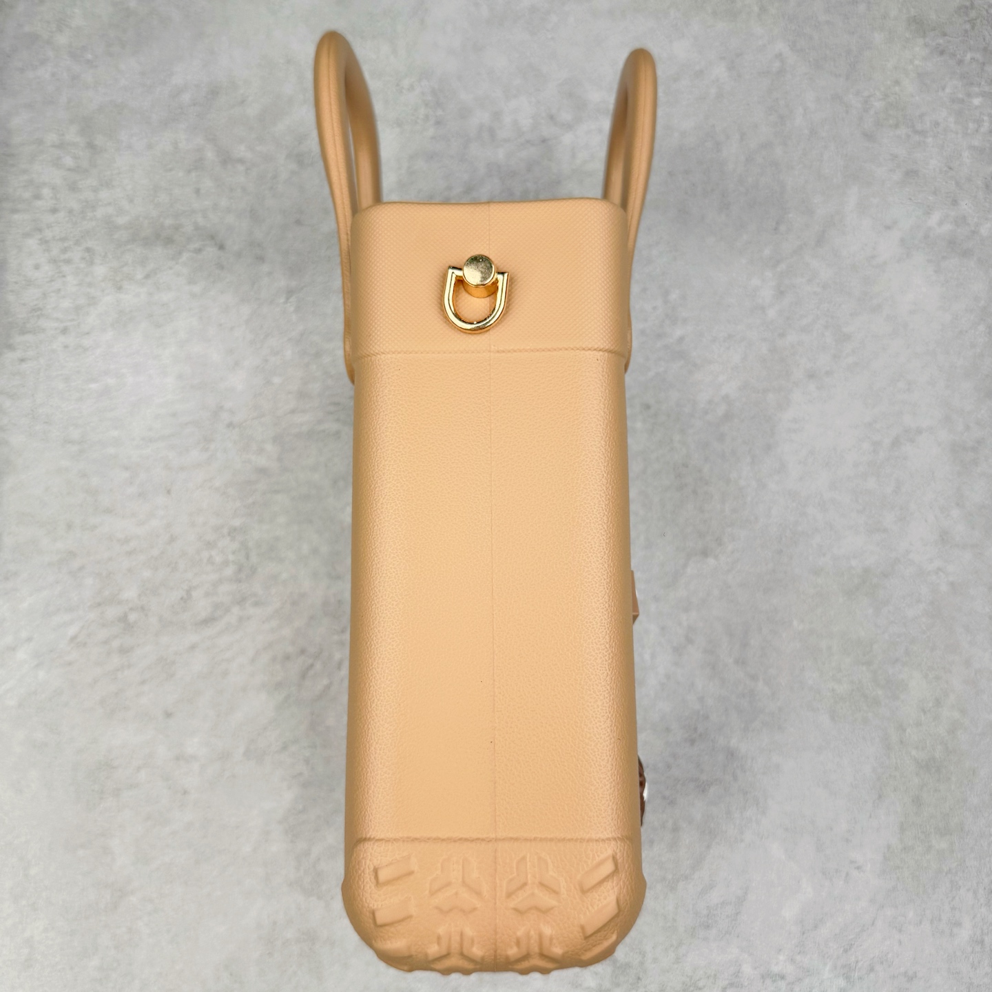 图片[3]-Crocs 卡骆驰时尚简约多巴胺日常百搭 EVA 手提包 女款 多色 纯正外贸公司zp订单 洞门新出卡骆驰洞洞包 可手提 可斜挎 每个颜色都配相对应颜色的肩带 轻到忘记存在感 手机 充电宝 雨伞 也能装 肩带加宽不勒肉 每个包包上都有5个随机微章 当然你拿到手也可以diy 暴雨也冲不垮的防水王者 一体成型橡胶包身 接缝？不存在的 去水上乐园 手机证件直接扔包里 上岸一擦就干 安全感拉满 溅到奶茶咖啡 湿巾一抹重生 懒人狂喜 要轻便选它 要防水选它 要吸睛还选它 这包把“夏日痛点”拿捏得死死的 夏天来了 阳光与沙滩季节到了 卡骆驰新出的「洞洞包」本颜控+实用党直接尖叫——防水、轻便、还能DIY 夏天背它出门简直开挂！救命！这包是懂夏天的！-选品中心