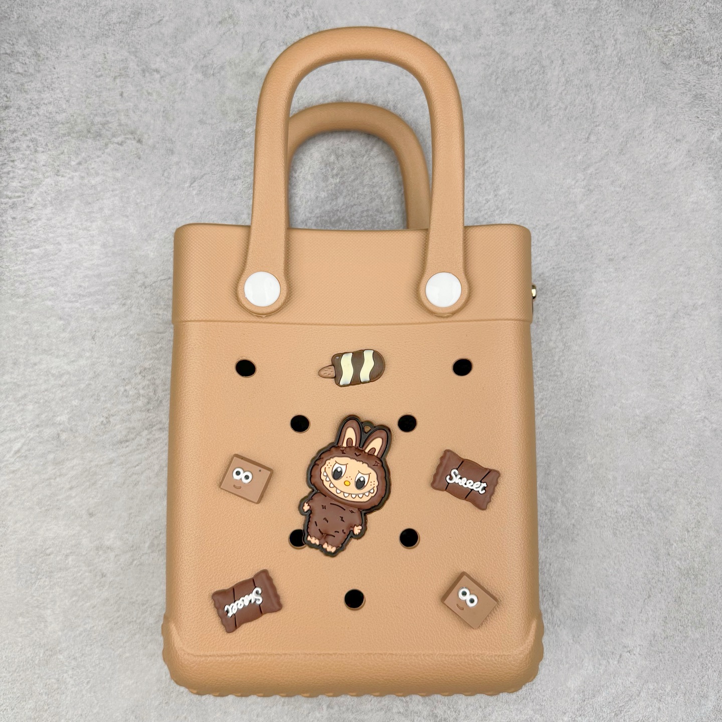 图片[4]-Crocs 卡骆驰时尚简约多巴胺日常百搭 EVA 手提包 女款 多色 纯正外贸公司zp订单 洞门新出卡骆驰洞洞包 可手提 可斜挎 每个颜色都配相对应颜色的肩带 轻到忘记存在感 手机 充电宝 雨伞 也能装 肩带加宽不勒肉 每个包包上都有5个随机微章 当然你拿到手也可以diy 暴雨也冲不垮的防水王者 一体成型橡胶包身 接缝？不存在的 去水上乐园 手机证件直接扔包里 上岸一擦就干 安全感拉满 溅到奶茶咖啡 湿巾一抹重生 懒人狂喜 要轻便选它 要防水选它 要吸睛还选它 这包把“夏日痛点”拿捏得死死的 夏天来了 阳光与沙滩季节到了 卡骆驰新出的「洞洞包」本颜控+实用党直接尖叫——防水、轻便、还能DIY 夏天背它出门简直开挂！救命！这包是懂夏天的！-选品中心