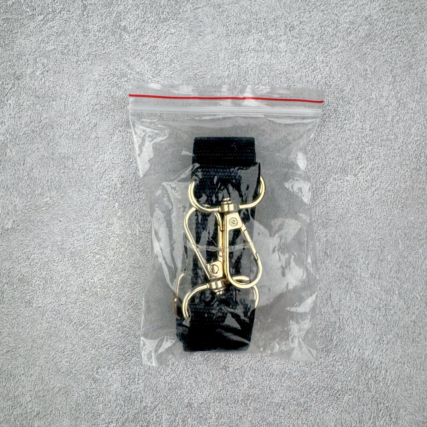 图片[8]-Crocs 卡骆驰时尚简约多巴胺日常百搭 EVA 手提包 女款 多色 纯正外贸公司zp订单 洞门新出卡骆驰洞洞包 可手提 可斜挎 每个颜色都配相对应颜色的肩带 轻到忘记存在感 手机 充电宝 雨伞 也能装 肩带加宽不勒肉 每个包包上都有5个随机微章 当然你拿到手也可以diy 暴雨也冲不垮的防水王者 一体成型橡胶包身 接缝？不存在的 去水上乐园 手机证件直接扔包里 上岸一擦就干 安全感拉满 溅到奶茶咖啡 湿巾一抹重生 懒人狂喜 要轻便选它 要防水选它 要吸睛还选它 这包把“夏日痛点”拿捏得死死的 夏天来了 阳光与沙滩季节到了 卡骆驰新出的「洞洞包」本颜控+实用党直接尖叫——防水、轻便、还能DIY 夏天背它出门简直开挂！救命！这包是懂夏天的！-选品中心