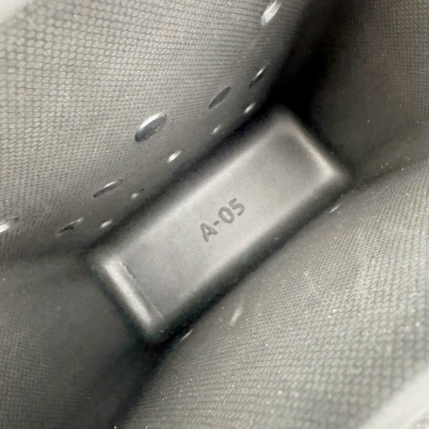 图片[9]-Crocs 卡骆驰时尚简约多巴胺日常百搭 EVA 手提包 女款 多色 纯正外贸公司zp订单 洞门新出卡骆驰洞洞包 可手提 可斜挎 每个颜色都配相对应颜色的肩带 轻到忘记存在感 手机 充电宝 雨伞 也能装 肩带加宽不勒肉 每个包包上都有5个随机微章 当然你拿到手也可以diy 暴雨也冲不垮的防水王者 一体成型橡胶包身 接缝？不存在的 去水上乐园 手机证件直接扔包里 上岸一擦就干 安全感拉满 溅到奶茶咖啡 湿巾一抹重生 懒人狂喜 要轻便选它 要防水选它 要吸睛还选它 这包把“夏日痛点”拿捏得死死的 夏天来了 阳光与沙滩季节到了 卡骆驰新出的「洞洞包」本颜控+实用党直接尖叫——防水、轻便、还能DIY 夏天背它出门简直开挂！救命！这包是懂夏天的！-选品中心