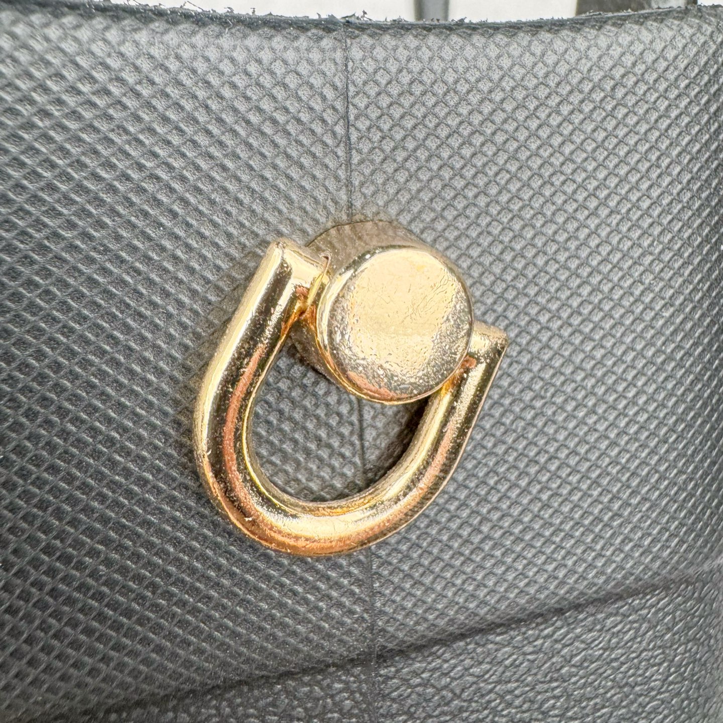 图片[7]-Crocs 卡骆驰时尚简约多巴胺日常百搭 EVA 手提包 女款 多色 纯正外贸公司zp订单 洞门新出卡骆驰洞洞包 可手提 可斜挎 每个颜色都配相对应颜色的肩带 轻到忘记存在感 手机 充电宝 雨伞 也能装 肩带加宽不勒肉 每个包包上都有5个随机微章 当然你拿到手也可以diy 暴雨也冲不垮的防水王者 一体成型橡胶包身 接缝？不存在的 去水上乐园 手机证件直接扔包里 上岸一擦就干 安全感拉满 溅到奶茶咖啡 湿巾一抹重生 懒人狂喜 要轻便选它 要防水选它 要吸睛还选它 这包把“夏日痛点”拿捏得死死的 夏天来了 阳光与沙滩季节到了 卡骆驰新出的「洞洞包」本颜控+实用党直接尖叫——防水、轻便、还能DIY 夏天背它出门简直开挂！救命！这包是懂夏天的！-选品中心