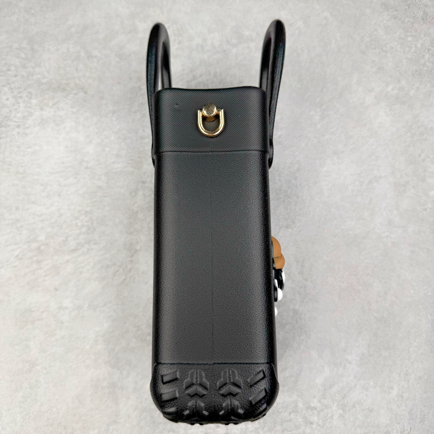 图片[3]-Crocs 卡骆驰时尚简约多巴胺日常百搭 EVA 手提包 女款 多色 纯正外贸公司zp订单 洞门新出卡骆驰洞洞包 可手提 可斜挎 每个颜色都配相对应颜色的肩带 轻到忘记存在感 手机 充电宝 雨伞 也能装 肩带加宽不勒肉 每个包包上都有5个随机微章 当然你拿到手也可以diy 暴雨也冲不垮的防水王者 一体成型橡胶包身 接缝？不存在的 去水上乐园 手机证件直接扔包里 上岸一擦就干 安全感拉满 溅到奶茶咖啡 湿巾一抹重生 懒人狂喜 要轻便选它 要防水选它 要吸睛还选它 这包把“夏日痛点”拿捏得死死的 夏天来了 阳光与沙滩季节到了 卡骆驰新出的「洞洞包」本颜控+实用党直接尖叫——防水、轻便、还能DIY 夏天背它出门简直开挂！救命！这包是懂夏天的！-选品中心