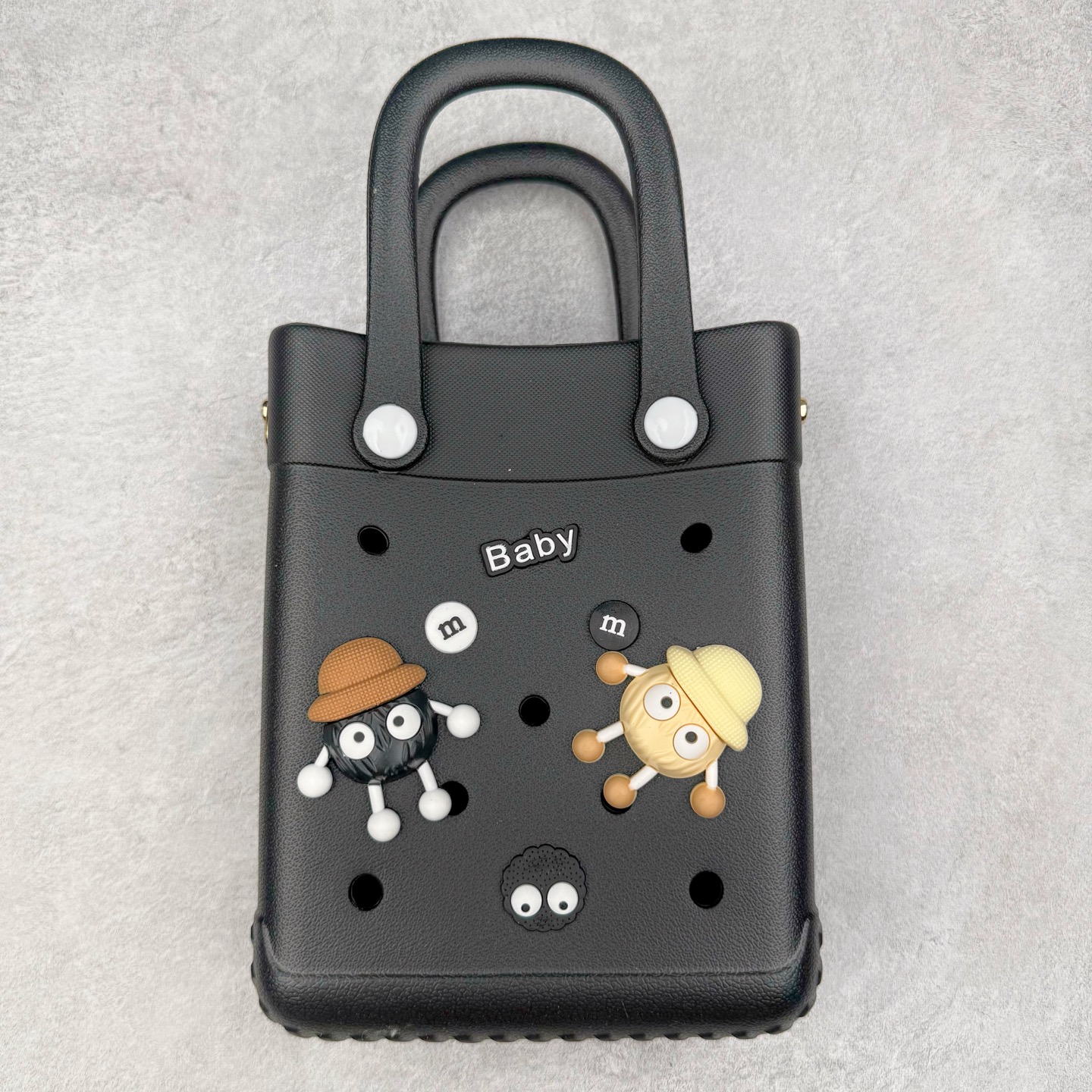 图片[2]-Crocs 卡骆驰时尚简约多巴胺日常百搭 EVA 手提包 女款 多色 纯正外贸公司zp订单 洞门新出卡骆驰洞洞包 可手提 可斜挎 每个颜色都配相对应颜色的肩带 轻到忘记存在感 手机 充电宝 雨伞 也能装 肩带加宽不勒肉 每个包包上都有5个随机微章 当然你拿到手也可以diy 暴雨也冲不垮的防水王者 一体成型橡胶包身 接缝？不存在的 去水上乐园 手机证件直接扔包里 上岸一擦就干 安全感拉满 溅到奶茶咖啡 湿巾一抹重生 懒人狂喜 要轻便选它 要防水选它 要吸睛还选它 这包把“夏日痛点”拿捏得死死的 夏天来了 阳光与沙滩季节到了 卡骆驰新出的「洞洞包」本颜控+实用党直接尖叫——防水、轻便、还能DIY 夏天背它出门简直开挂！救命！这包是懂夏天的！-选品中心