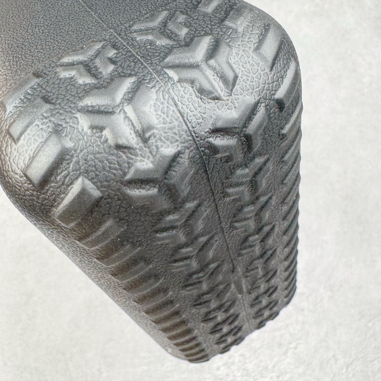 图片[5]-Crocs 卡骆驰时尚简约多巴胺日常百搭 EVA 手提包 女款 多色 纯正外贸公司zp订单 洞门新出卡骆驰洞洞包 可手提 可斜挎 每个颜色都配相对应颜色的肩带 轻到忘记存在感 手机 充电宝 雨伞 也能装 肩带加宽不勒肉 每个包包上都有5个随机微章 当然你拿到手也可以diy 暴雨也冲不垮的防水王者 一体成型橡胶包身 接缝？不存在的 去水上乐园 手机证件直接扔包里 上岸一擦就干 安全感拉满 溅到奶茶咖啡 湿巾一抹重生 懒人狂喜 要轻便选它 要防水选它 要吸睛还选它 这包把“夏日痛点”拿捏得死死的 夏天来了 阳光与沙滩季节到了 卡骆驰新出的「洞洞包」本颜控+实用党直接尖叫——防水、轻便、还能DIY 夏天背它出门简直开挂！救命！这包是懂夏天的！-选品中心