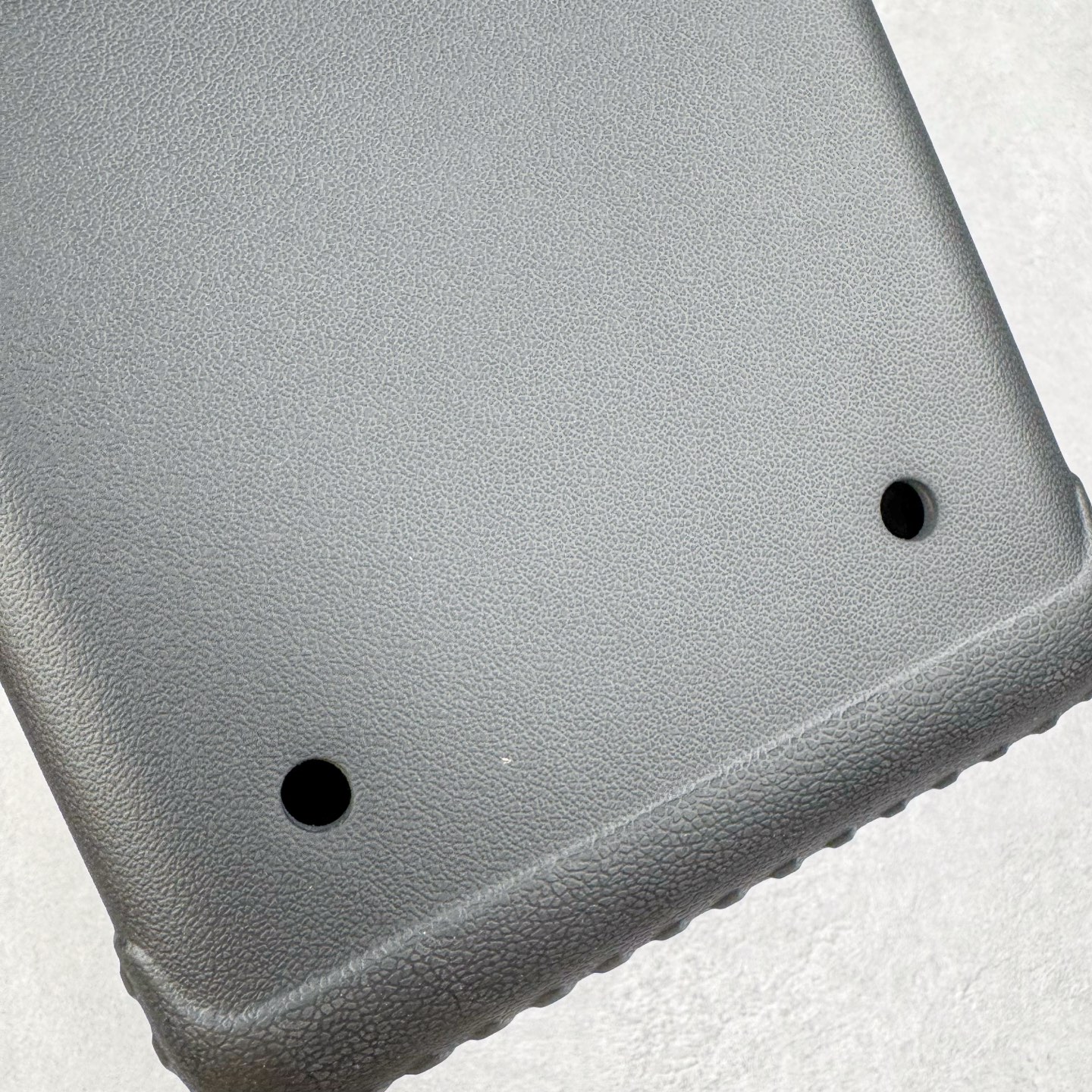 图片[4]-Crocs 卡骆驰时尚简约多巴胺日常百搭 EVA 手提包 女款 多色 纯正外贸公司zp订单 洞门新出卡骆驰洞洞包 可手提 可斜挎 每个颜色都配相对应颜色的肩带 轻到忘记存在感 手机 充电宝 雨伞 也能装 肩带加宽不勒肉 每个包包上都有5个随机微章 当然你拿到手也可以diy 暴雨也冲不垮的防水王者 一体成型橡胶包身 接缝？不存在的 去水上乐园 手机证件直接扔包里 上岸一擦就干 安全感拉满 溅到奶茶咖啡 湿巾一抹重生 懒人狂喜 要轻便选它 要防水选它 要吸睛还选它 这包把“夏日痛点”拿捏得死死的 夏天来了 阳光与沙滩季节到了 卡骆驰新出的「洞洞包」本颜控+实用党直接尖叫——防水、轻便、还能DIY 夏天背它出门简直开挂！救命！这包是懂夏天的！-选品中心