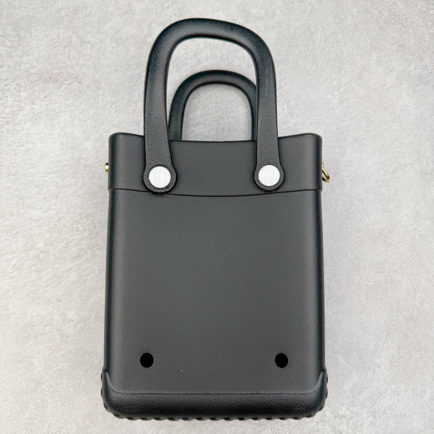 图片[2]-Crocs 卡骆驰时尚简约多巴胺日常百搭 EVA 手提包 女款 多色 纯正外贸公司zp订单 洞门新出卡骆驰洞洞包 可手提 可斜挎 每个颜色都配相对应颜色的肩带 轻到忘记存在感 手机 充电宝 雨伞 也能装 肩带加宽不勒肉 每个包包上都有5个随机微章 当然你拿到手也可以diy 暴雨也冲不垮的防水王者 一体成型橡胶包身 接缝？不存在的 去水上乐园 手机证件直接扔包里 上岸一擦就干 安全感拉满 溅到奶茶咖啡 湿巾一抹重生 懒人狂喜 要轻便选它 要防水选它 要吸睛还选它 这包把“夏日痛点”拿捏得死死的 夏天来了 阳光与沙滩季节到了 卡骆驰新出的「洞洞包」本颜控+实用党直接尖叫——防水、轻便、还能DIY 夏天背它出门简直开挂！救命！这包是懂夏天的！-选品中心