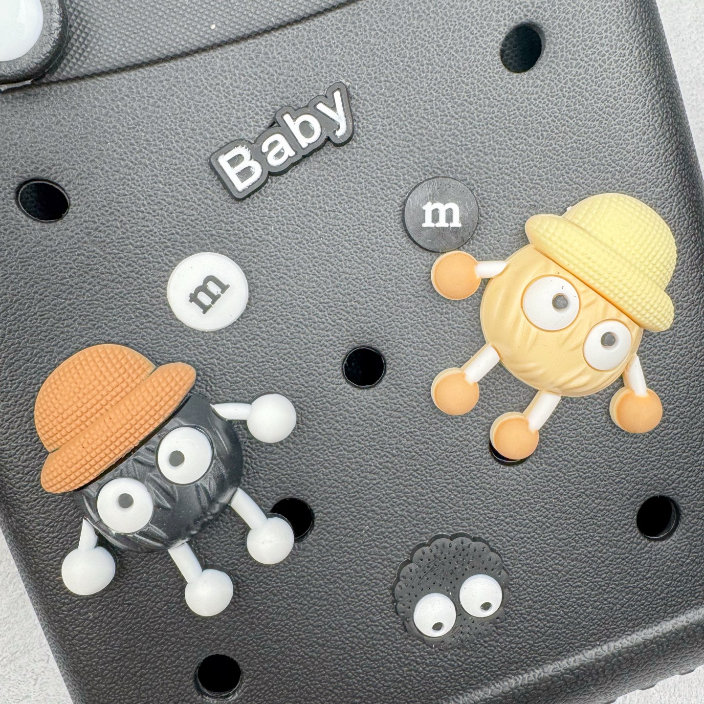 图片[6]-Crocs 卡骆驰时尚简约多巴胺日常百搭 EVA 手提包 女款 多色 纯正外贸公司zp订单 洞门新出卡骆驰洞洞包 可手提 可斜挎 每个颜色都配相对应颜色的肩带 轻到忘记存在感 手机 充电宝 雨伞 也能装 肩带加宽不勒肉 每个包包上都有5个随机微章 当然你拿到手也可以diy 暴雨也冲不垮的防水王者 一体成型橡胶包身 接缝？不存在的 去水上乐园 手机证件直接扔包里 上岸一擦就干 安全感拉满 溅到奶茶咖啡 湿巾一抹重生 懒人狂喜 要轻便选它 要防水选它 要吸睛还选它 这包把“夏日痛点”拿捏得死死的 夏天来了 阳光与沙滩季节到了 卡骆驰新出的「洞洞包」本颜控+实用党直接尖叫——防水、轻便、还能DIY 夏天背它出门简直开挂！救命！这包是懂夏天的！-选品中心