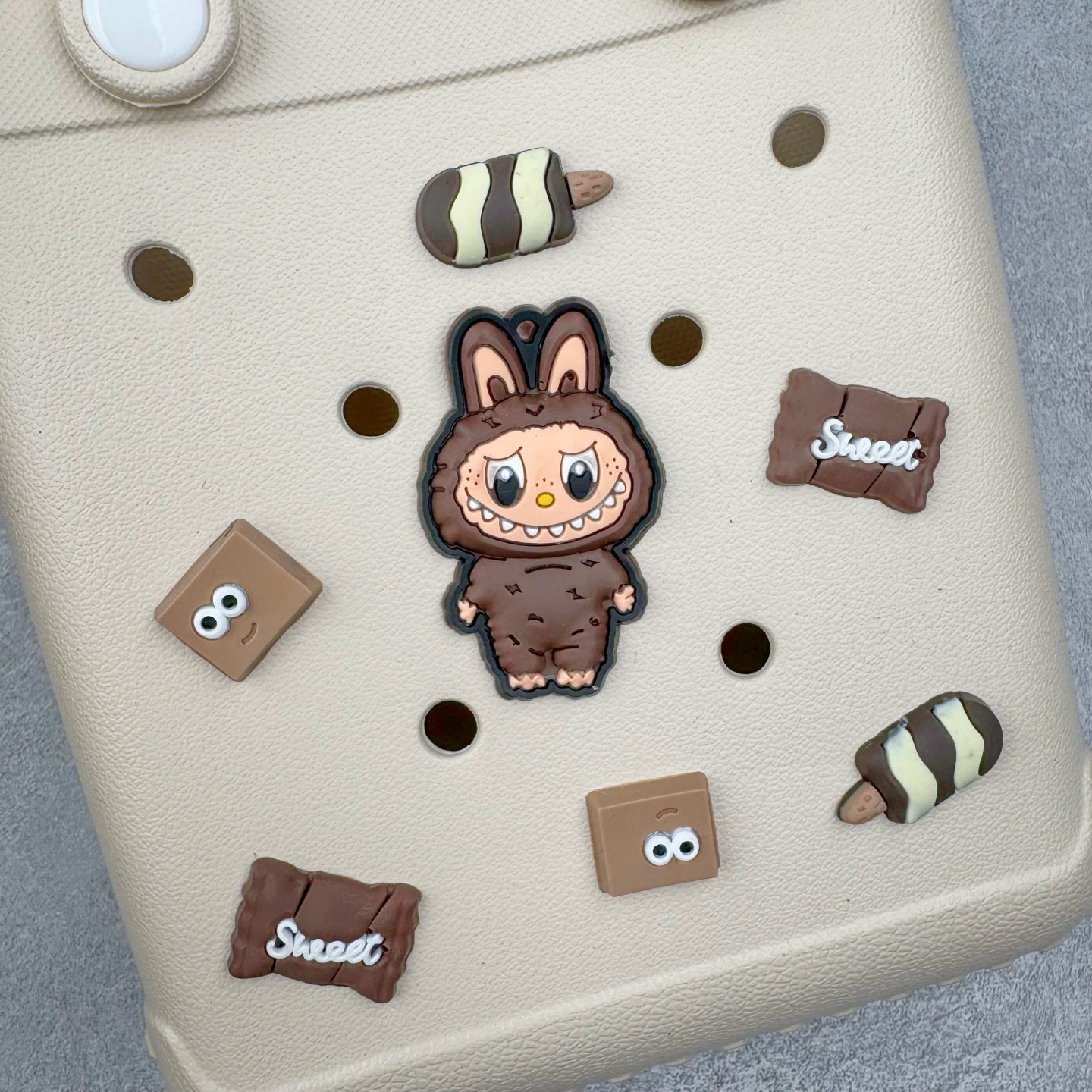 图片[6]-Crocs 卡骆驰时尚简约多巴胺日常百搭 EVA 手提包 女款 多色 纯正外贸公司zp订单 洞门新出卡骆驰洞洞包 可手提 可斜挎 每个颜色都配相对应颜色的肩带 轻到忘记存在感 手机 充电宝 雨伞 也能装 肩带加宽不勒肉 每个包包上都有5个随机微章 当然你拿到手也可以diy 暴雨也冲不垮的防水王者 一体成型橡胶包身 接缝？不存在的 去水上乐园 手机证件直接扔包里 上岸一擦就干 安全感拉满 溅到奶茶咖啡 湿巾一抹重生 懒人狂喜 要轻便选它 要防水选它 要吸睛还选它 这包把“夏日痛点”拿捏得死死的 夏天来了 阳光与沙滩季节到了 卡骆驰新出的「洞洞包」本颜控+实用党直接尖叫——防水、轻便、还能DIY 夏天背它出门简直开挂！救命！这包是懂夏天的！-选品中心