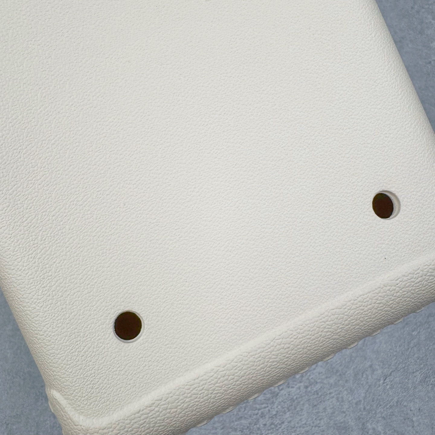 图片[4]-Crocs 卡骆驰时尚简约多巴胺日常百搭 EVA 手提包 女款 多色 纯正外贸公司zp订单 洞门新出卡骆驰洞洞包 可手提 可斜挎 每个颜色都配相对应颜色的肩带 轻到忘记存在感 手机 充电宝 雨伞 也能装 肩带加宽不勒肉 每个包包上都有5个随机微章 当然你拿到手也可以diy 暴雨也冲不垮的防水王者 一体成型橡胶包身 接缝？不存在的 去水上乐园 手机证件直接扔包里 上岸一擦就干 安全感拉满 溅到奶茶咖啡 湿巾一抹重生 懒人狂喜 要轻便选它 要防水选它 要吸睛还选它 这包把“夏日痛点”拿捏得死死的 夏天来了 阳光与沙滩季节到了 卡骆驰新出的「洞洞包」本颜控+实用党直接尖叫——防水、轻便、还能DIY 夏天背它出门简直开挂！救命！这包是懂夏天的！-选品中心