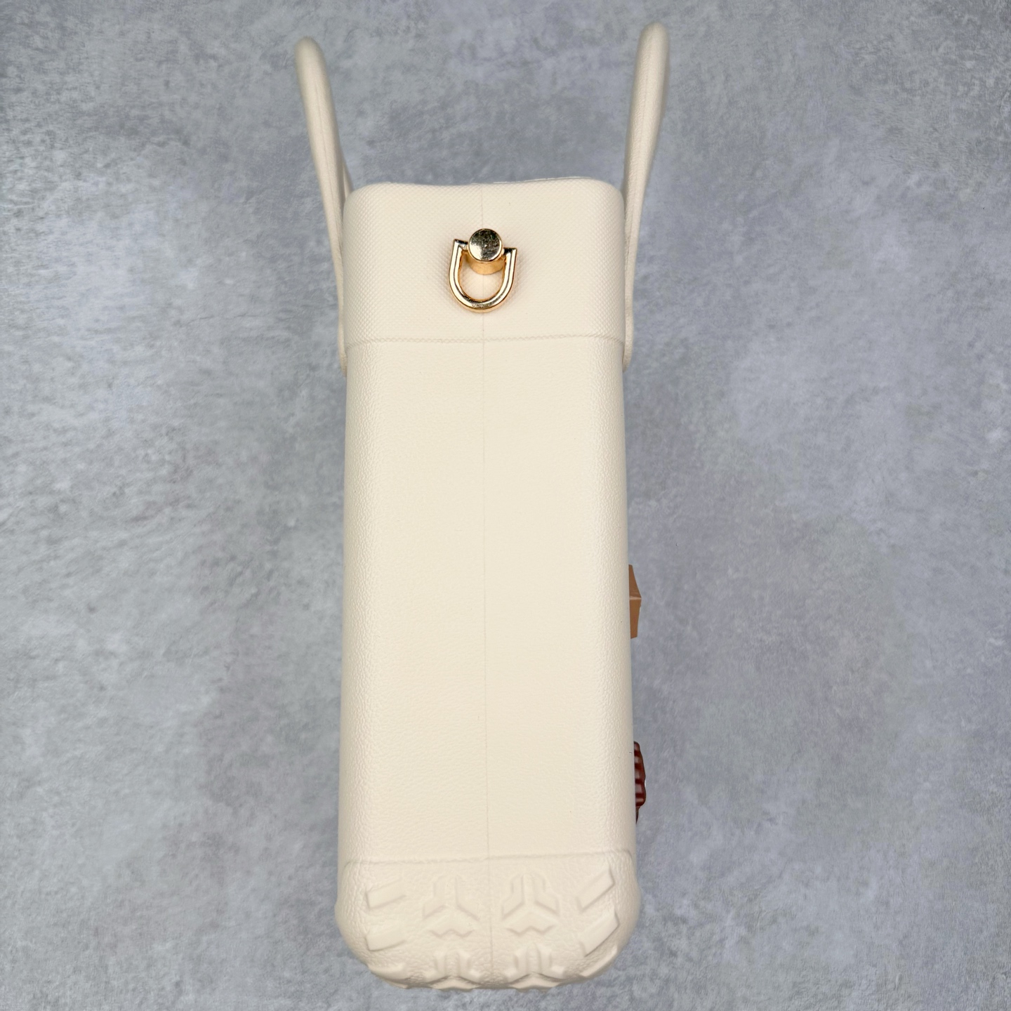 图片[3]-Crocs 卡骆驰时尚简约多巴胺日常百搭 EVA 手提包 女款 多色 纯正外贸公司zp订单 洞门新出卡骆驰洞洞包 可手提 可斜挎 每个颜色都配相对应颜色的肩带 轻到忘记存在感 手机 充电宝 雨伞 也能装 肩带加宽不勒肉 每个包包上都有5个随机微章 当然你拿到手也可以diy 暴雨也冲不垮的防水王者 一体成型橡胶包身 接缝？不存在的 去水上乐园 手机证件直接扔包里 上岸一擦就干 安全感拉满 溅到奶茶咖啡 湿巾一抹重生 懒人狂喜 要轻便选它 要防水选它 要吸睛还选它 这包把“夏日痛点”拿捏得死死的 夏天来了 阳光与沙滩季节到了 卡骆驰新出的「洞洞包」本颜控+实用党直接尖叫——防水、轻便、还能DIY 夏天背它出门简直开挂！救命！这包是懂夏天的！-选品中心