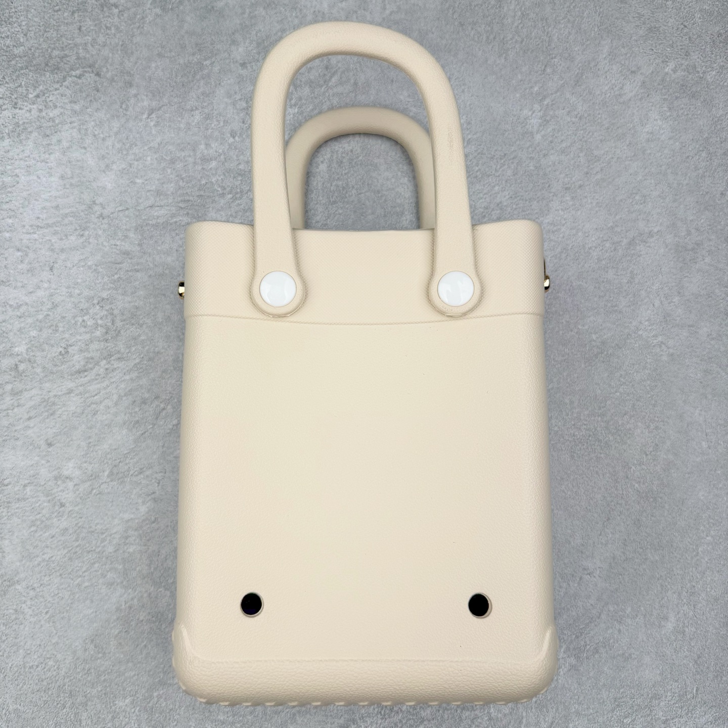 图片[2]-Crocs 卡骆驰时尚简约多巴胺日常百搭 EVA 手提包 女款 多色 纯正外贸公司zp订单 洞门新出卡骆驰洞洞包 可手提 可斜挎 每个颜色都配相对应颜色的肩带 轻到忘记存在感 手机 充电宝 雨伞 也能装 肩带加宽不勒肉 每个包包上都有5个随机微章 当然你拿到手也可以diy 暴雨也冲不垮的防水王者 一体成型橡胶包身 接缝？不存在的 去水上乐园 手机证件直接扔包里 上岸一擦就干 安全感拉满 溅到奶茶咖啡 湿巾一抹重生 懒人狂喜 要轻便选它 要防水选它 要吸睛还选它 这包把“夏日痛点”拿捏得死死的 夏天来了 阳光与沙滩季节到了 卡骆驰新出的「洞洞包」本颜控+实用党直接尖叫——防水、轻便、还能DIY 夏天背它出门简直开挂！救命！这包是懂夏天的！-选品中心