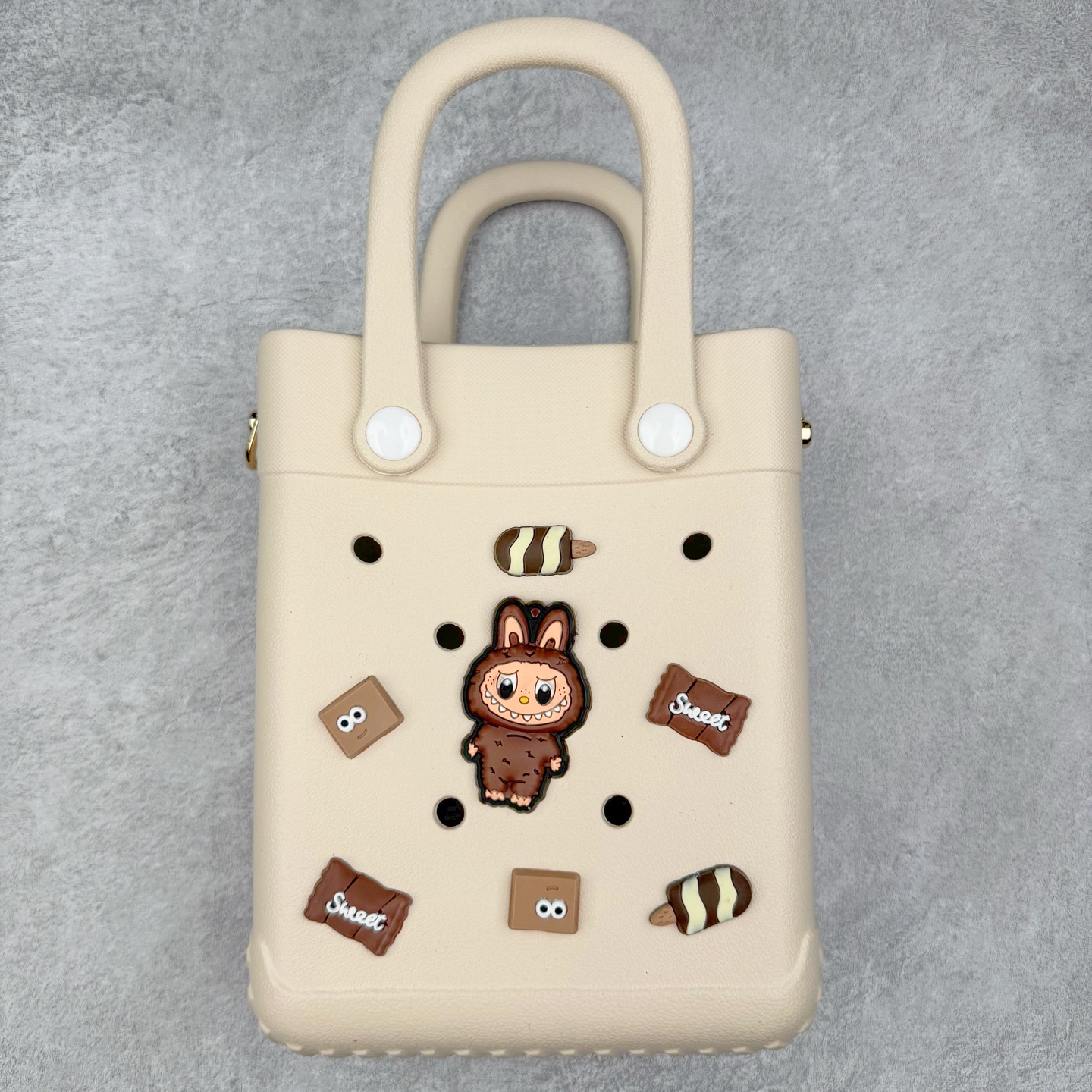 Crocs 卡骆驰时尚简约多巴胺日常百搭 EVA 手提包 女款 多色 纯正外贸公司zp订单 洞门新出卡骆驰洞洞包 可手提 可斜挎 每个颜色都配相对应颜色的肩带 轻到忘记存在感 手机 充电宝 雨伞 也能装 肩带加宽不勒肉 每个包包上都有5个随机微章 当然你拿到手也可以diy 暴雨也冲不垮的防水王者 一体成型橡胶包身 接缝？不存在的 去水上乐园 手机证件直接扔包里 上岸一擦就干 安全感拉满 溅到奶茶咖啡 湿巾一抹重生 懒人狂喜 要轻便选它 要防水选它 要吸睛还选它 这包把“夏日痛点”拿捏得死死的 夏天来了 阳光与沙滩季节到了 卡骆驰新出的「洞洞包」本颜控+实用党直接尖叫——防水、轻便、还能DIY 夏天背它出门简直开挂！救命！这包是懂夏天的！-选品中心