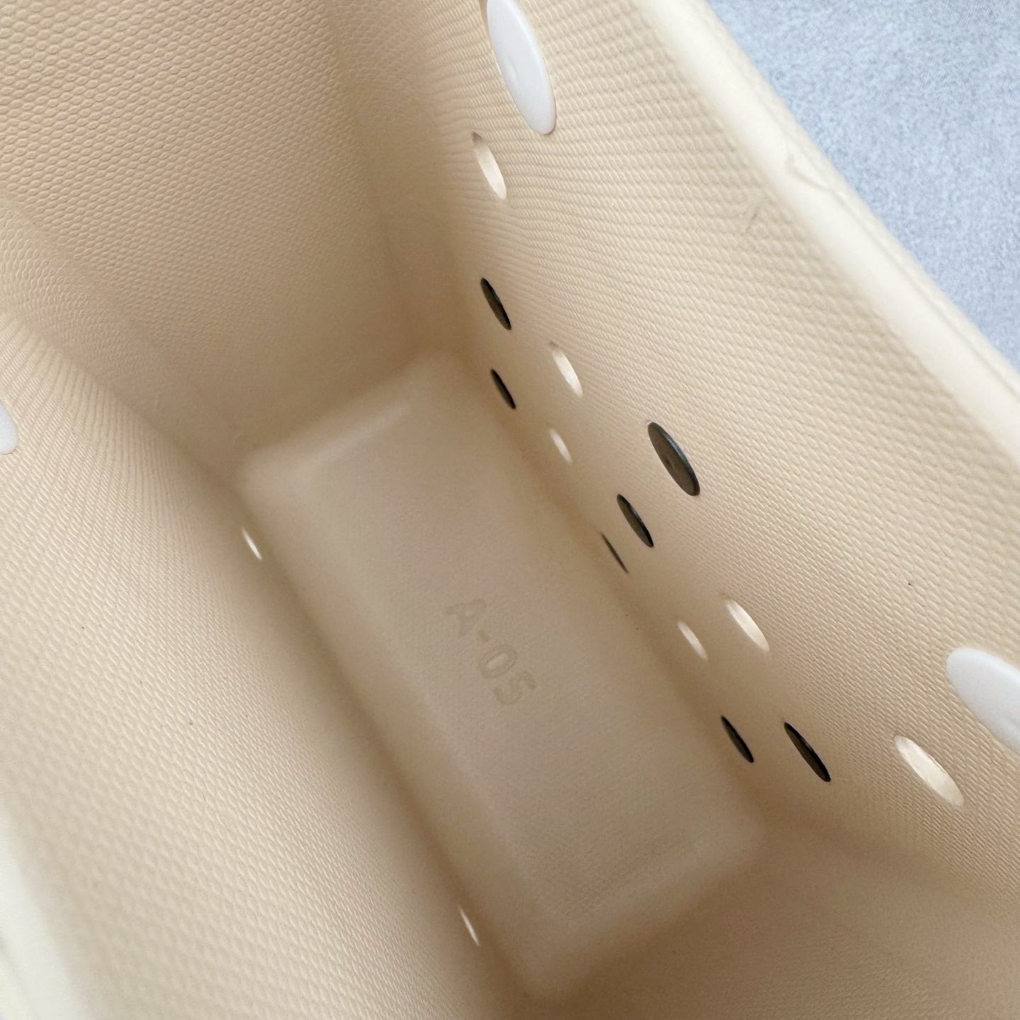 图片[7]-Crocs 卡骆驰时尚简约多巴胺日常百搭 EVA 手提包 女款 多色 纯正外贸公司zp订单 洞门新出卡骆驰洞洞包 可手提 可斜挎 每个颜色都配相对应颜色的肩带 轻到忘记存在感 手机 充电宝 雨伞 也能装 肩带加宽不勒肉 每个包包上都有5个随机微章 当然你拿到手也可以diy 暴雨也冲不垮的防水王者 一体成型橡胶包身 接缝？不存在的 去水上乐园 手机证件直接扔包里 上岸一擦就干 安全感拉满 溅到奶茶咖啡 湿巾一抹重生 懒人狂喜 要轻便选它 要防水选它 要吸睛还选它 这包把“夏日痛点”拿捏得死死的 夏天来了 阳光与沙滩季节到了 卡骆驰新出的「洞洞包」本颜控+实用党直接尖叫——防水、轻便、还能DIY 夏天背它出门简直开挂！救命！这包是懂夏天的！-选品中心