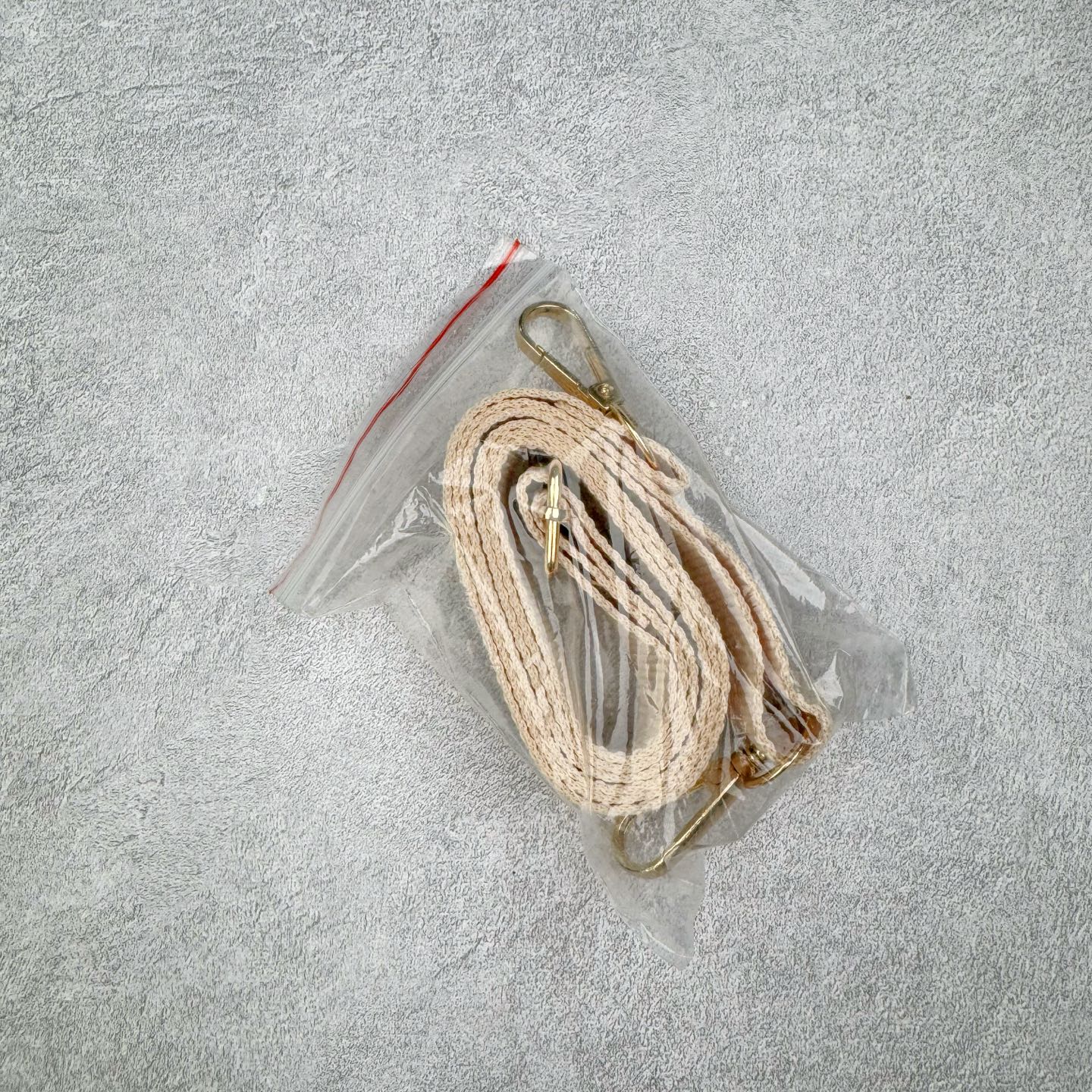 图片[8]-Crocs 卡骆驰时尚简约多巴胺日常百搭 EVA 手提包 女款 多色 纯正外贸公司zp订单 洞门新出卡骆驰洞洞包 可手提 可斜挎 每个颜色都配相对应颜色的肩带 轻到忘记存在感 手机 充电宝 雨伞 也能装 肩带加宽不勒肉 每个包包上都有5个随机微章 当然你拿到手也可以diy 暴雨也冲不垮的防水王者 一体成型橡胶包身 接缝？不存在的 去水上乐园 手机证件直接扔包里 上岸一擦就干 安全感拉满 溅到奶茶咖啡 湿巾一抹重生 懒人狂喜 要轻便选它 要防水选它 要吸睛还选它 这包把“夏日痛点”拿捏得死死的 夏天来了 阳光与沙滩季节到了 卡骆驰新出的「洞洞包」本颜控+实用党直接尖叫——防水、轻便、还能DIY 夏天背它出门简直开挂！救命！这包是懂夏天的！-选品中心