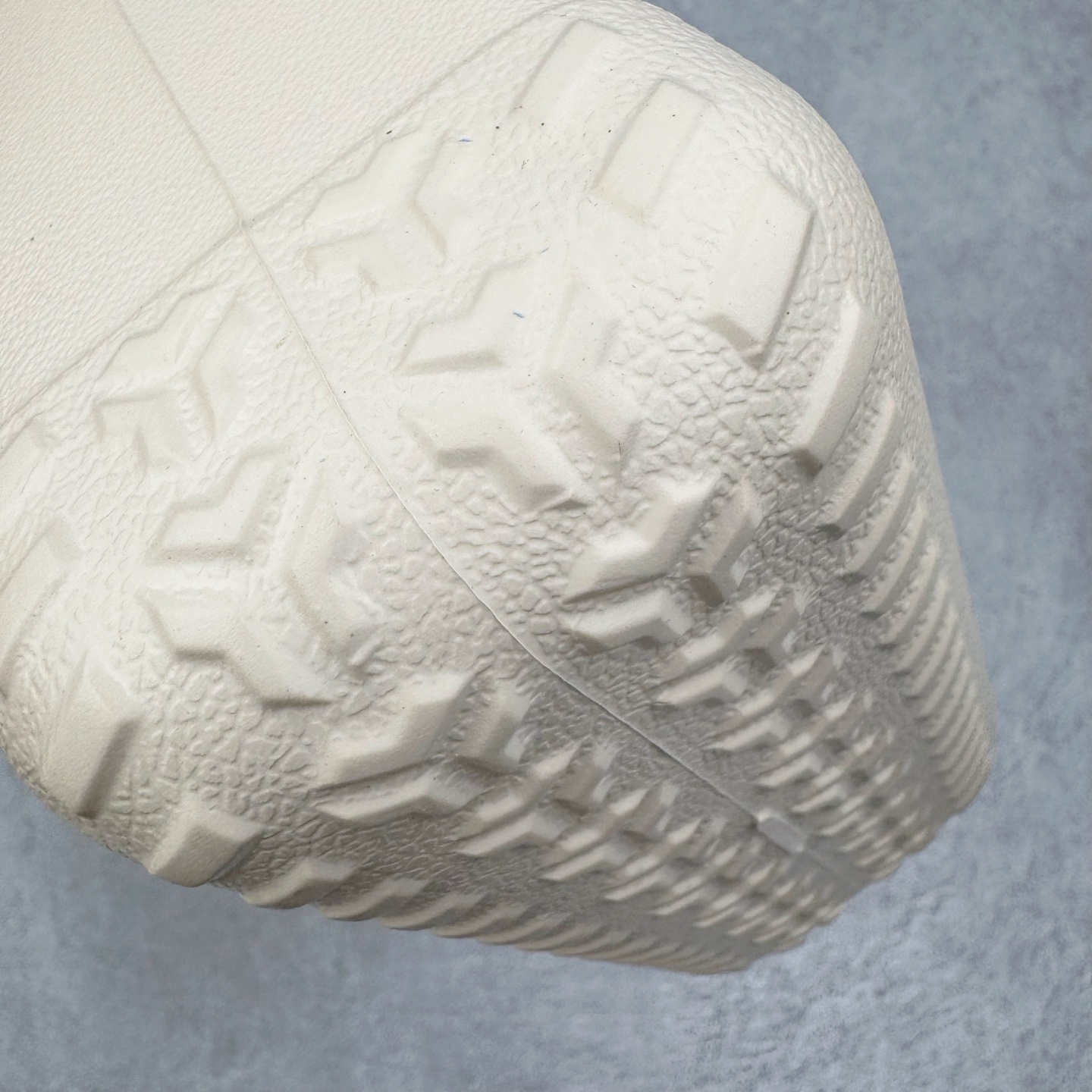 图片[5]-Crocs 卡骆驰时尚简约多巴胺日常百搭 EVA 手提包 女款 多色 纯正外贸公司zp订单 洞门新出卡骆驰洞洞包 可手提 可斜挎 每个颜色都配相对应颜色的肩带 轻到忘记存在感 手机 充电宝 雨伞 也能装 肩带加宽不勒肉 每个包包上都有5个随机微章 当然你拿到手也可以diy 暴雨也冲不垮的防水王者 一体成型橡胶包身 接缝？不存在的 去水上乐园 手机证件直接扔包里 上岸一擦就干 安全感拉满 溅到奶茶咖啡 湿巾一抹重生 懒人狂喜 要轻便选它 要防水选它 要吸睛还选它 这包把“夏日痛点”拿捏得死死的 夏天来了 阳光与沙滩季节到了 卡骆驰新出的「洞洞包」本颜控+实用党直接尖叫——防水、轻便、还能DIY 夏天背它出门简直开挂！救命！这包是懂夏天的！-选品中心