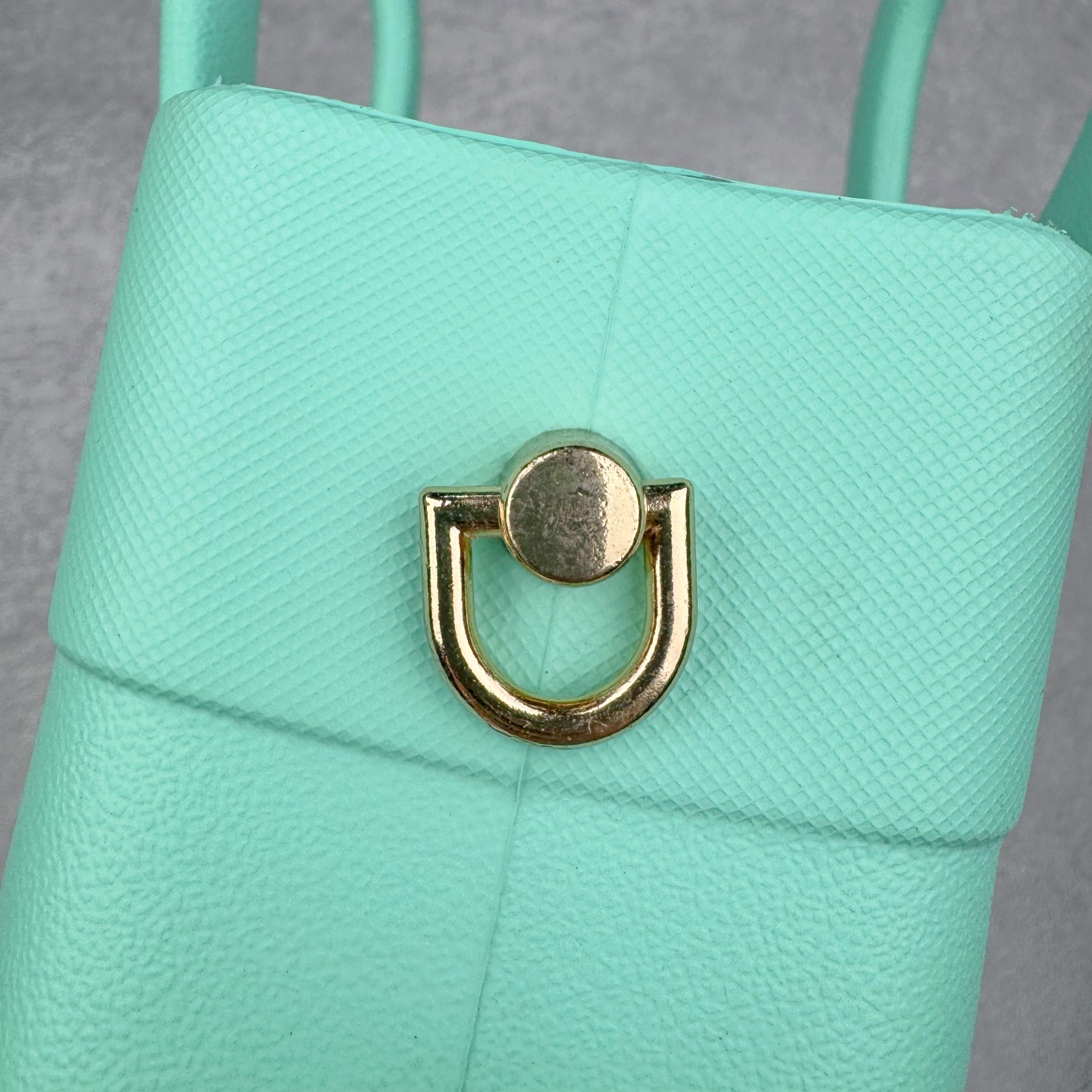 图片[9]-Crocs 卡骆驰时尚简约多巴胺日常百搭 EVA 手提包 女款 多色 纯正外贸公司zp订单 洞门新出卡骆驰洞洞包 可手提 可斜挎 每个颜色都配相对应颜色的肩带 轻到忘记存在感 手机 充电宝 雨伞 也能装 肩带加宽不勒肉 每个包包上都有5个随机微章 当然你拿到手也可以diy 暴雨也冲不垮的防水王者 一体成型橡胶包身 接缝？不存在的 去水上乐园 手机证件直接扔包里 上岸一擦就干 安全感拉满 溅到奶茶咖啡 湿巾一抹重生 懒人狂喜 要轻便选它 要防水选它 要吸睛还选它 这包把“夏日痛点”拿捏得死死的 夏天来了 阳光与沙滩季节到了 卡骆驰新出的「洞洞包」本颜控+实用党直接尖叫——防水、轻便、还能DIY 夏天背它出门简直开挂！救命！这包是懂夏天的！-选品中心