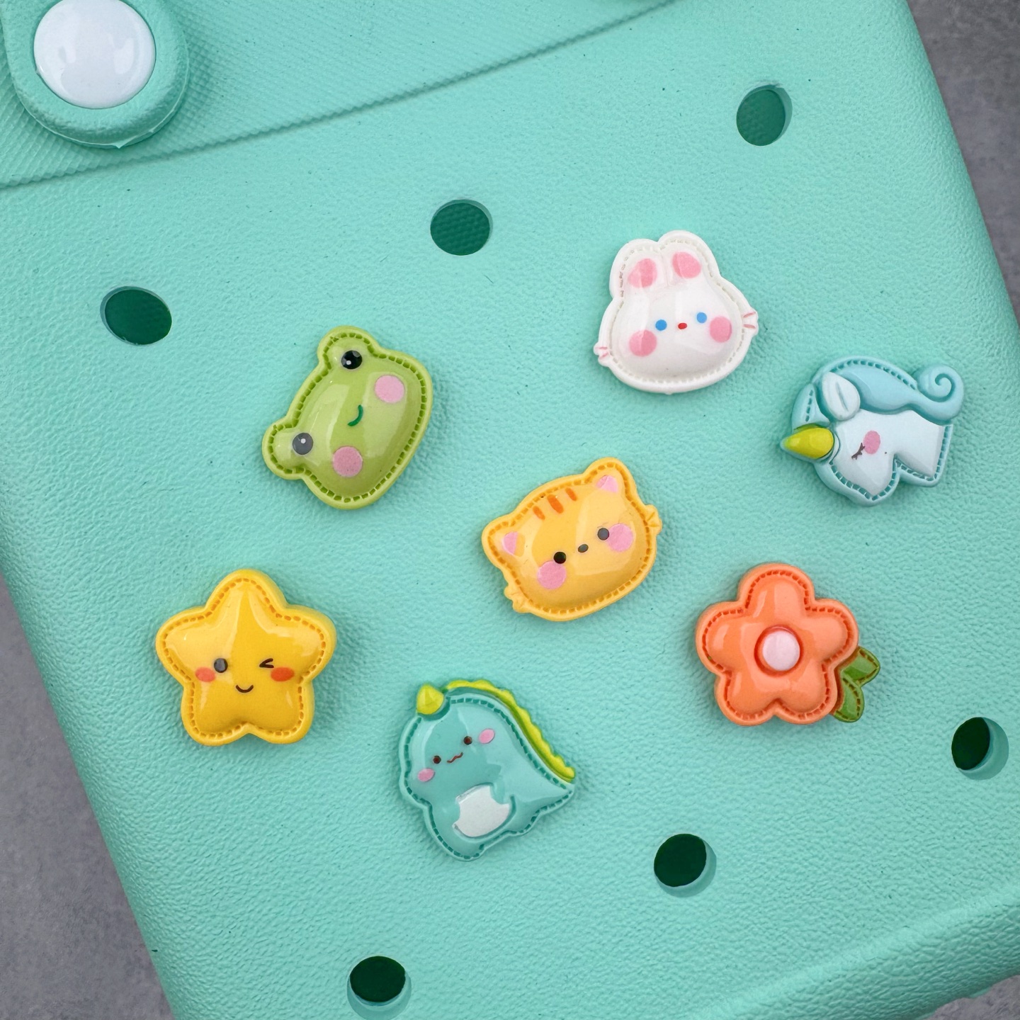 图片[4]-Crocs 卡骆驰时尚简约多巴胺日常百搭 EVA 手提包 女款 多色 纯正外贸公司zp订单 洞门新出卡骆驰洞洞包 可手提 可斜挎 每个颜色都配相对应颜色的肩带 轻到忘记存在感 手机 充电宝 雨伞 也能装 肩带加宽不勒肉 每个包包上都有5个随机微章 当然你拿到手也可以diy 暴雨也冲不垮的防水王者 一体成型橡胶包身 接缝？不存在的 去水上乐园 手机证件直接扔包里 上岸一擦就干 安全感拉满 溅到奶茶咖啡 湿巾一抹重生 懒人狂喜 要轻便选它 要防水选它 要吸睛还选它 这包把“夏日痛点”拿捏得死死的 夏天来了 阳光与沙滩季节到了 卡骆驰新出的「洞洞包」本颜控+实用党直接尖叫——防水、轻便、还能DIY 夏天背它出门简直开挂！救命！这包是懂夏天的！-选品中心