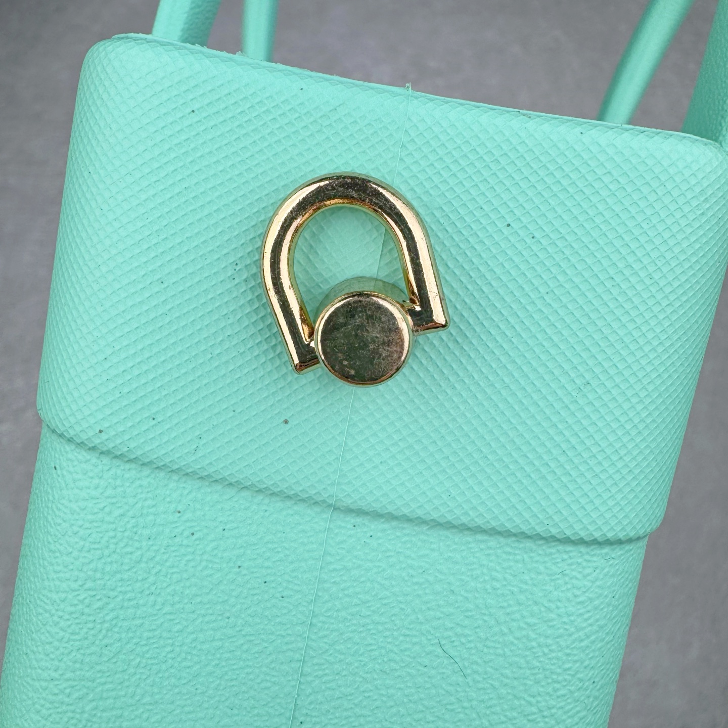 图片[5]-Crocs 卡骆驰时尚简约多巴胺日常百搭 EVA 手提包 女款 多色 纯正外贸公司zp订单 洞门新出卡骆驰洞洞包 可手提 可斜挎 每个颜色都配相对应颜色的肩带 轻到忘记存在感 手机 充电宝 雨伞 也能装 肩带加宽不勒肉 每个包包上都有5个随机微章 当然你拿到手也可以diy 暴雨也冲不垮的防水王者 一体成型橡胶包身 接缝？不存在的 去水上乐园 手机证件直接扔包里 上岸一擦就干 安全感拉满 溅到奶茶咖啡 湿巾一抹重生 懒人狂喜 要轻便选它 要防水选它 要吸睛还选它 这包把“夏日痛点”拿捏得死死的 夏天来了 阳光与沙滩季节到了 卡骆驰新出的「洞洞包」本颜控+实用党直接尖叫——防水、轻便、还能DIY 夏天背它出门简直开挂！救命！这包是懂夏天的！-选品中心