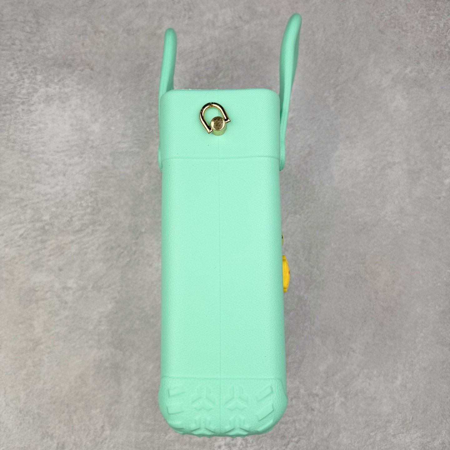 图片[3]-Crocs 卡骆驰时尚简约多巴胺日常百搭 EVA 手提包 女款 多色 纯正外贸公司zp订单 洞门新出卡骆驰洞洞包 可手提 可斜挎 每个颜色都配相对应颜色的肩带 轻到忘记存在感 手机 充电宝 雨伞 也能装 肩带加宽不勒肉 每个包包上都有5个随机微章 当然你拿到手也可以diy 暴雨也冲不垮的防水王者 一体成型橡胶包身 接缝？不存在的 去水上乐园 手机证件直接扔包里 上岸一擦就干 安全感拉满 溅到奶茶咖啡 湿巾一抹重生 懒人狂喜 要轻便选它 要防水选它 要吸睛还选它 这包把“夏日痛点”拿捏得死死的 夏天来了 阳光与沙滩季节到了 卡骆驰新出的「洞洞包」本颜控+实用党直接尖叫——防水、轻便、还能DIY 夏天背它出门简直开挂！救命！这包是懂夏天的！-选品中心