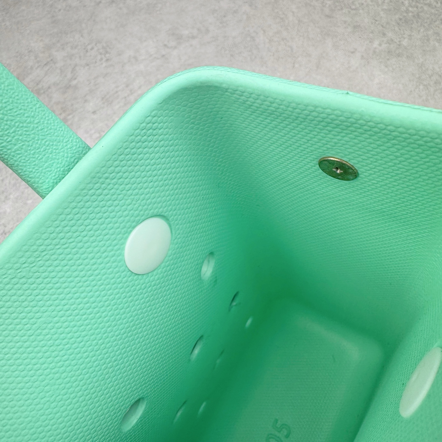 图片[8]-Crocs 卡骆驰时尚简约多巴胺日常百搭 EVA 手提包 女款 多色 纯正外贸公司zp订单 洞门新出卡骆驰洞洞包 可手提 可斜挎 每个颜色都配相对应颜色的肩带 轻到忘记存在感 手机 充电宝 雨伞 也能装 肩带加宽不勒肉 每个包包上都有5个随机微章 当然你拿到手也可以diy 暴雨也冲不垮的防水王者 一体成型橡胶包身 接缝？不存在的 去水上乐园 手机证件直接扔包里 上岸一擦就干 安全感拉满 溅到奶茶咖啡 湿巾一抹重生 懒人狂喜 要轻便选它 要防水选它 要吸睛还选它 这包把“夏日痛点”拿捏得死死的 夏天来了 阳光与沙滩季节到了 卡骆驰新出的「洞洞包」本颜控+实用党直接尖叫——防水、轻便、还能DIY 夏天背它出门简直开挂！救命！这包是懂夏天的！-选品中心