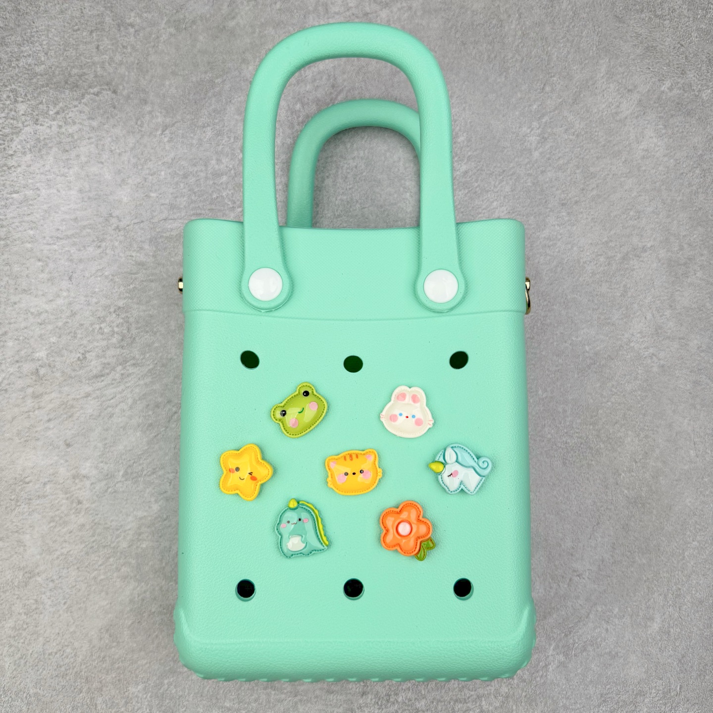 图片[10]-Crocs 卡骆驰时尚简约多巴胺日常百搭 EVA 手提包 女款 多色 纯正外贸公司zp订单 洞门新出卡骆驰洞洞包 可手提 可斜挎 每个颜色都配相对应颜色的肩带 轻到忘记存在感 手机 充电宝 雨伞 也能装 肩带加宽不勒肉 每个包包上都有5个随机微章 当然你拿到手也可以diy 暴雨也冲不垮的防水王者 一体成型橡胶包身 接缝？不存在的 去水上乐园 手机证件直接扔包里 上岸一擦就干 安全感拉满 溅到奶茶咖啡 湿巾一抹重生 懒人狂喜 要轻便选它 要防水选它 要吸睛还选它 这包把“夏日痛点”拿捏得死死的 夏天来了 阳光与沙滩季节到了 卡骆驰新出的「洞洞包」本颜控+实用党直接尖叫——防水、轻便、还能DIY 夏天背它出门简直开挂！救命！这包是懂夏天的！-选品中心