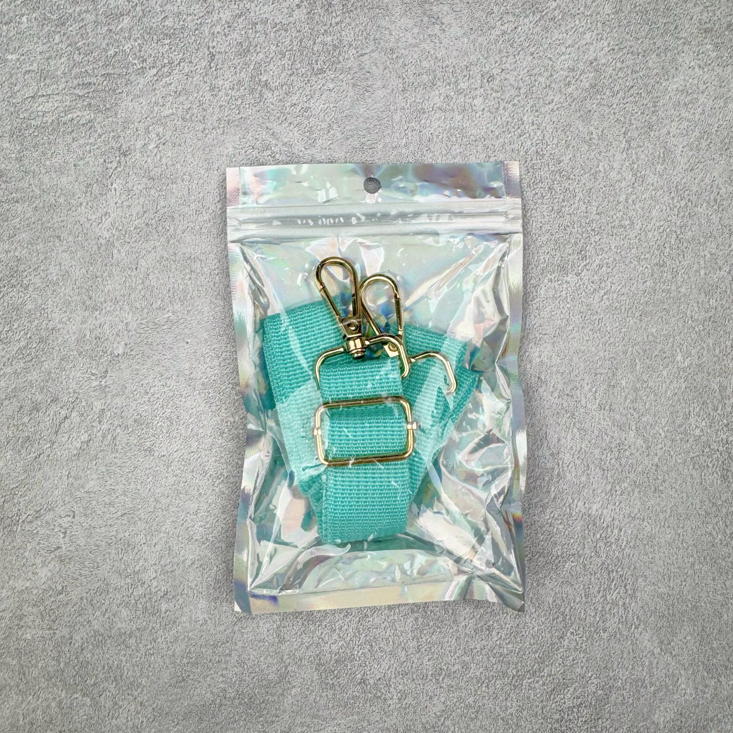 图片[10]-Crocs 卡骆驰时尚简约多巴胺日常百搭 EVA 手提包 女款 多色 纯正外贸公司zp订单 洞门新出卡骆驰洞洞包 可手提 可斜挎 每个颜色都配相对应颜色的肩带 轻到忘记存在感 手机 充电宝 雨伞 也能装 肩带加宽不勒肉 每个包包上都有5个随机微章 当然你拿到手也可以diy 暴雨也冲不垮的防水王者 一体成型橡胶包身 接缝？不存在的 去水上乐园 手机证件直接扔包里 上岸一擦就干 安全感拉满 溅到奶茶咖啡 湿巾一抹重生 懒人狂喜 要轻便选它 要防水选它 要吸睛还选它 这包把“夏日痛点”拿捏得死死的 夏天来了 阳光与沙滩季节到了 卡骆驰新出的「洞洞包」本颜控+实用党直接尖叫——防水、轻便、还能DIY 夏天背它出门简直开挂！救命！这包是懂夏天的！-选品中心