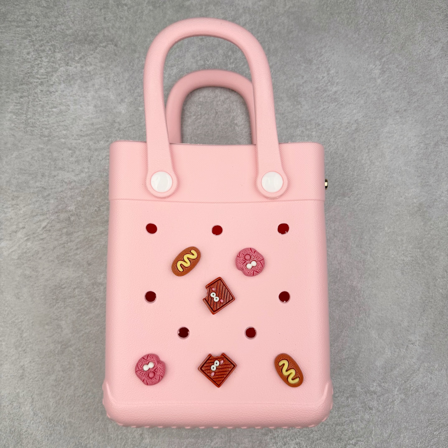 图片[7]-Crocs 卡骆驰时尚简约多巴胺日常百搭 EVA 手提包 女款 多色 纯正外贸公司zp订单 洞门新出卡骆驰洞洞包 可手提 可斜挎 每个颜色都配相对应颜色的肩带 轻到忘记存在感 手机 充电宝 雨伞 也能装 肩带加宽不勒肉 每个包包上都有5个随机微章 当然你拿到手也可以diy 暴雨也冲不垮的防水王者 一体成型橡胶包身 接缝？不存在的 去水上乐园 手机证件直接扔包里 上岸一擦就干 安全感拉满 溅到奶茶咖啡 湿巾一抹重生 懒人狂喜 要轻便选它 要防水选它 要吸睛还选它 这包把“夏日痛点”拿捏得死死的 夏天来了 阳光与沙滩季节到了 卡骆驰新出的「洞洞包」本颜控+实用党直接尖叫——防水、轻便、还能DIY 夏天背它出门简直开挂！救命！这包是懂夏天的！-选品中心