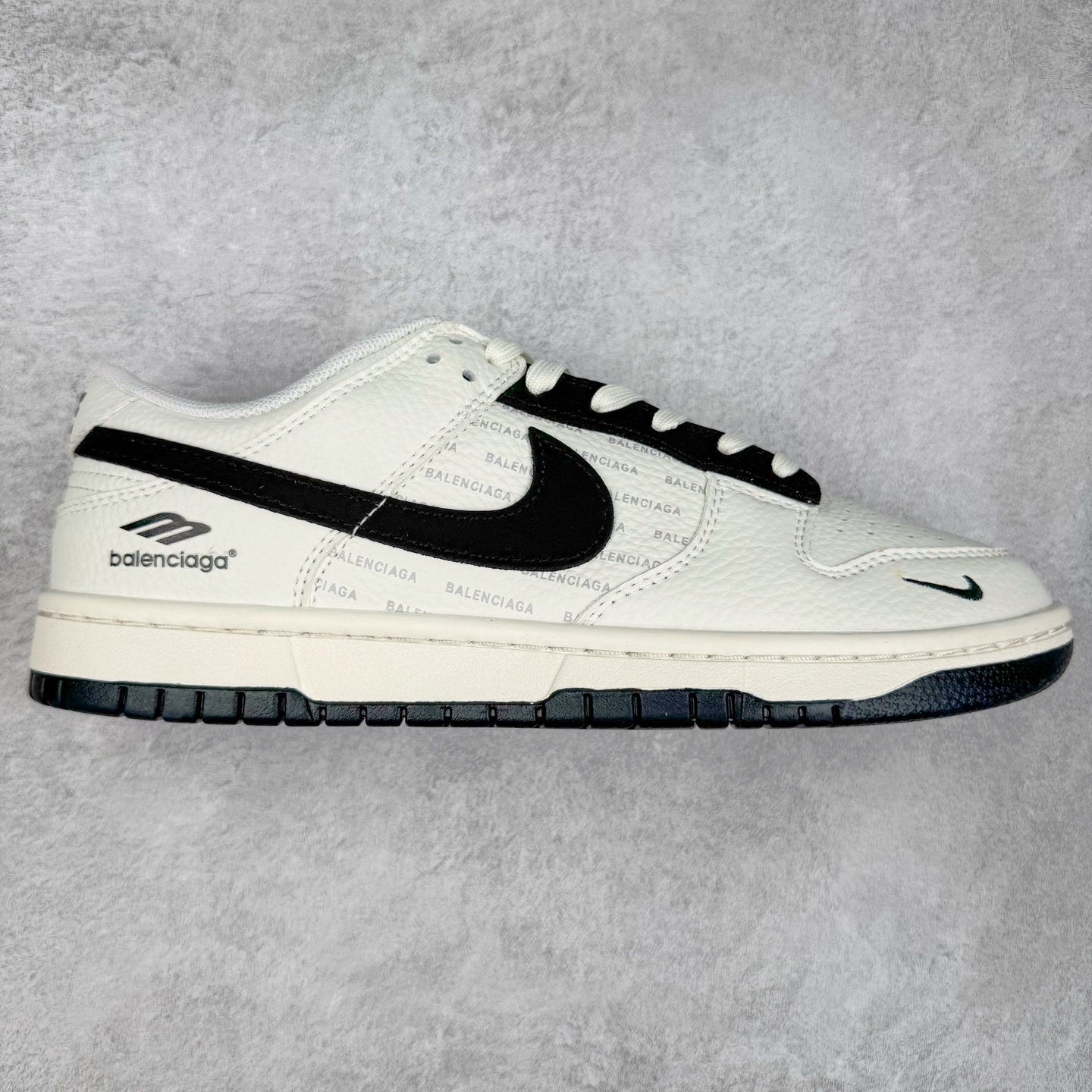 NK Dunk Low 定制配色 KK1333-041 大厂出品 极力推荐 原装头层材料 独家版型蒸餾加工帶來的是更好的视觉和脚感体验大厂纯原品质出货 清洁度 电绣工艺 皮料切割干净无任何毛边 细节完美 实拍调校N版已经零色差零失真 百分百还原实物色彩所见即所得 不存在货不对板色差等低级问题 选购参考实物拍摄 不混卖不参货 只用心做好货严格选品 承诺混一赔十 尺码：36 36.5 37.5 38 38.5 39 40 40.5 41 42 42.5 43 44 44.5 45-选品中心