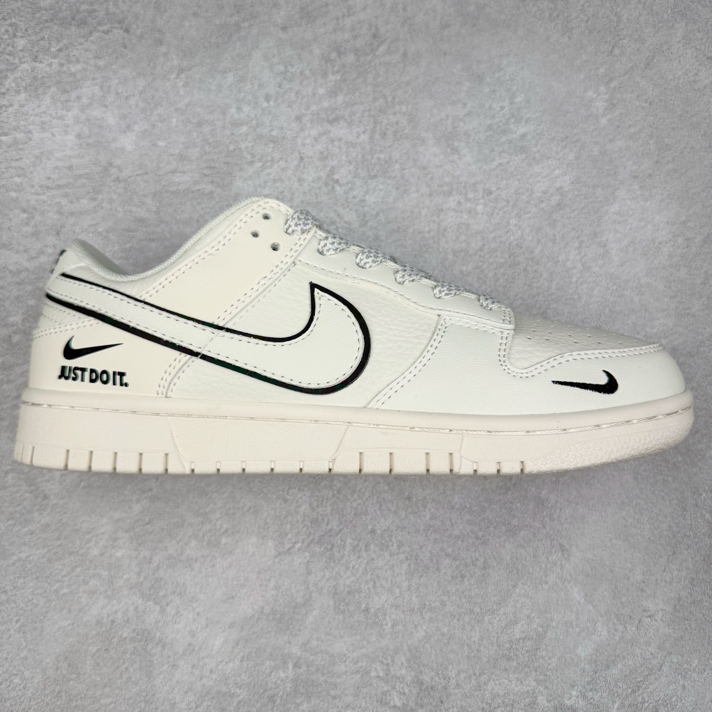 NK Dunk Low 定制配色 CS1688-110 大厂出品 极力推荐 原装头层材料 独家版型蒸餾加工帶來的是更好的视觉和脚感体验大厂纯原品质出货 清洁度 电绣工艺 皮料切割干净无任何毛边 细节完美 实拍调校N版已经零色差零失真 百分百还原实物色彩所见即所得 不存在货不对板色差等低级问题 选购参考实物拍摄 不混卖不参货 只用心做好货严格选品 承诺混一赔十 尺码：36 36.5 37.5 38 38.5 39 40 40.5 41 42 42.5 43 44 44.5 45-选品中心