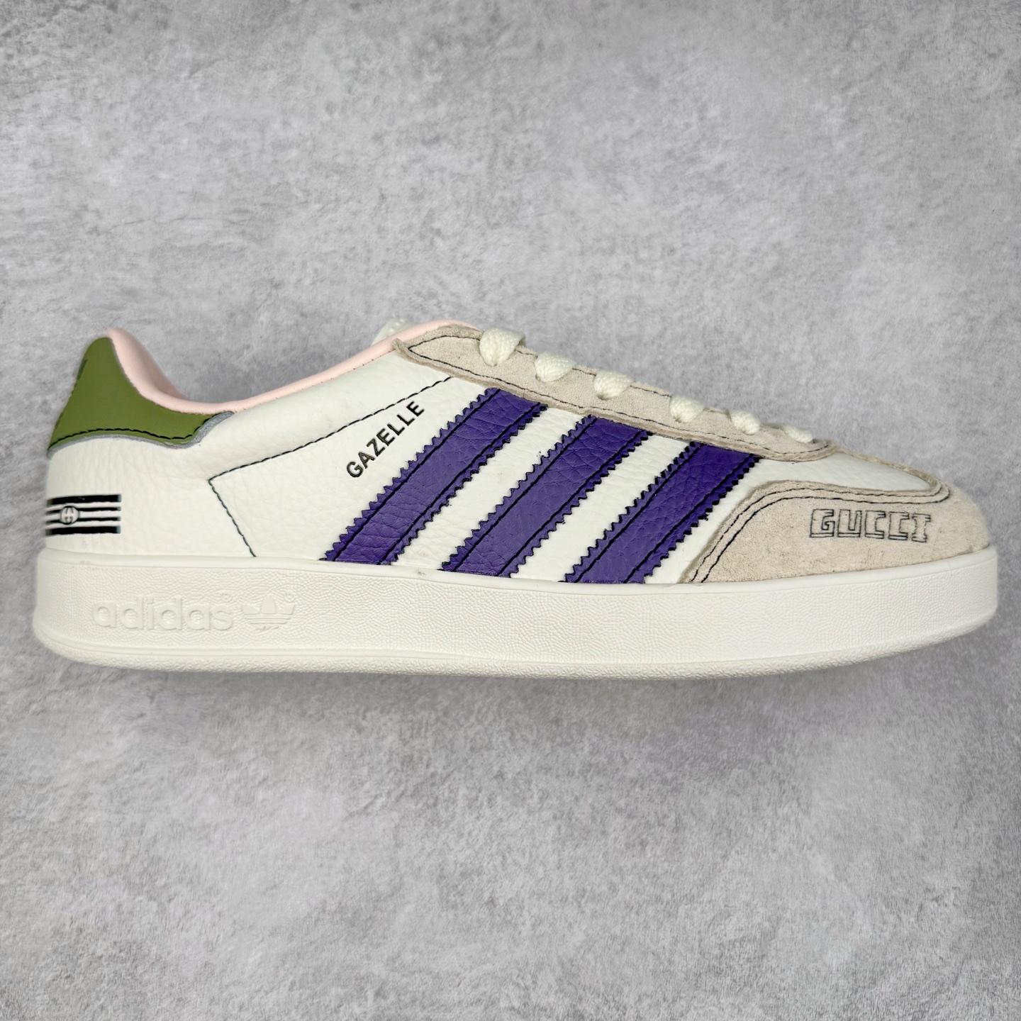 ＃C2 AD Gazelle Indoor Trainers 羚羊内训系列低帮复古百搭休闲运动德训风板鞋 DD6607 90年代经典的复刻版！自60年代以足球训练鞋面世以来,Gazelle就以其经典设计席卷全球。1991年版本的复刻,再造经典Gazelle。采用皮革打造,搭配浊色细节,让这款经典更加简约。尺码：36 36⅔ 37⅓ 38 38⅔ 39⅓ 40 40⅔ 41⅓ 42 42⅔ 43⅓ 44⅓ 44⅔ 45-选品中心