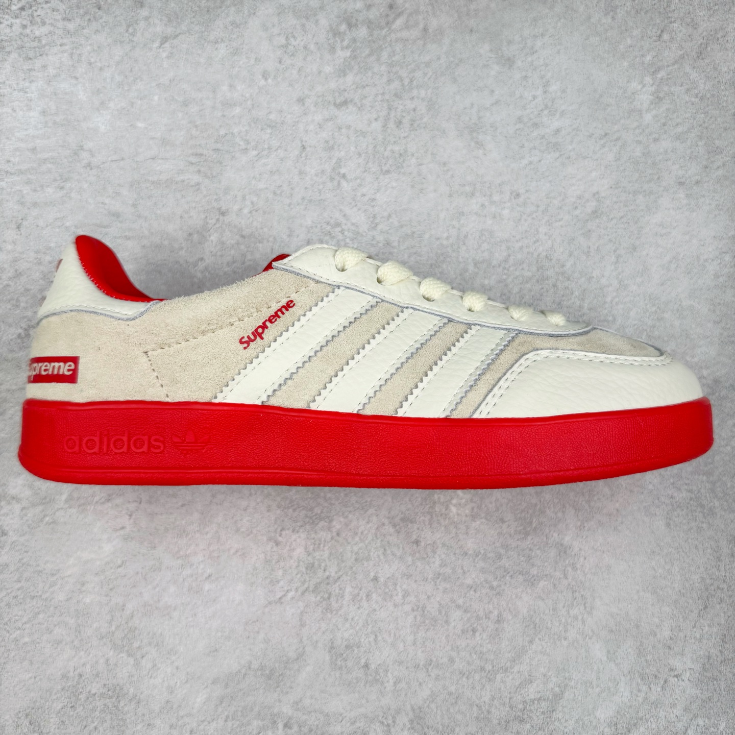 ＃C2 AD Gazelle Indoor Trainers 羚羊内训系列低帮复古百搭休闲运动德训风板鞋 DD6610 90年代经典的复刻版！自60年代以足球训练鞋面世以来,Gazelle就以其经典设计席卷全球。1991年版本的复刻,再造经典Gazelle。采用皮革打造,搭配浊色细节,让这款经典更加简约。尺码：36 36⅔ 37⅓ 38 38⅔ 39⅓ 40 40⅔ 41⅓ 42 42⅔ 43⅓ 44⅓ 44⅔ 45-选品中心