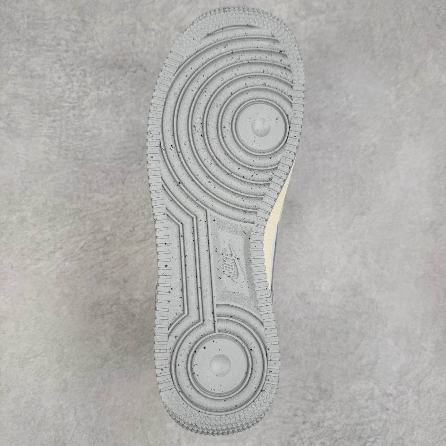 图片[9]-＃福利特价 NK Air Force 1´07 Low 空军一号低帮百搭休闲运动板鞋 柔软、弹性十足的缓震性能和出色的中底设计 横跨复古与现代的外型结合 造就出风靡全球 三十多年的Force 1 直到今天还深受青睐 尺码：36 36.5 37.5 38 38.5 39 40 40.5 41 42 42.5 43 44 44.5 45-选品中心