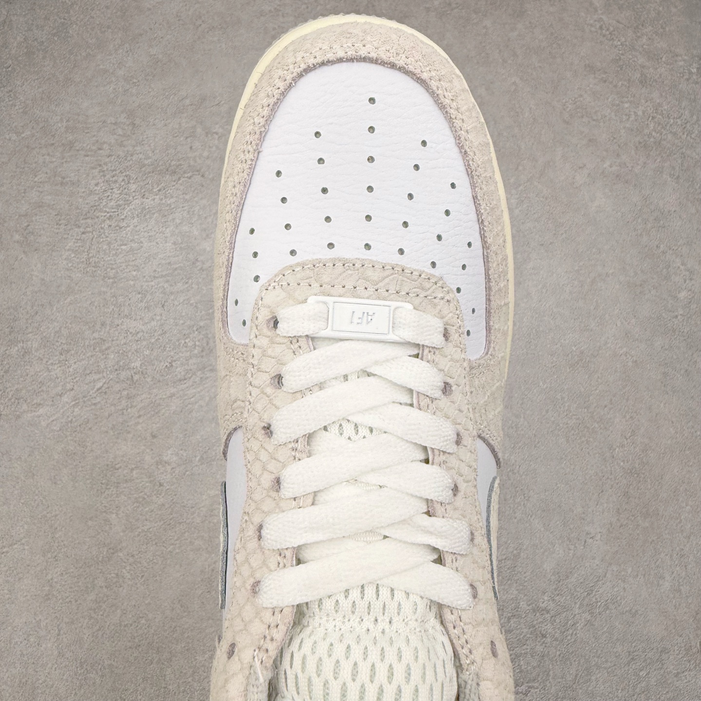 图片[4]-＃福利特价 NK Air Force 1´07 Low 空军一号低帮百搭休闲运动板鞋 柔软、弹性十足的缓震性能和出色的中底设计 横跨复古与现代的外型结合 造就出风靡全球 三十多年的Force 1 直到今天还深受青睐 尺码：36 36.5 37.5 38 38.5 39 40 40.5 41 42 42.5 43 44 44.5 45-选品中心