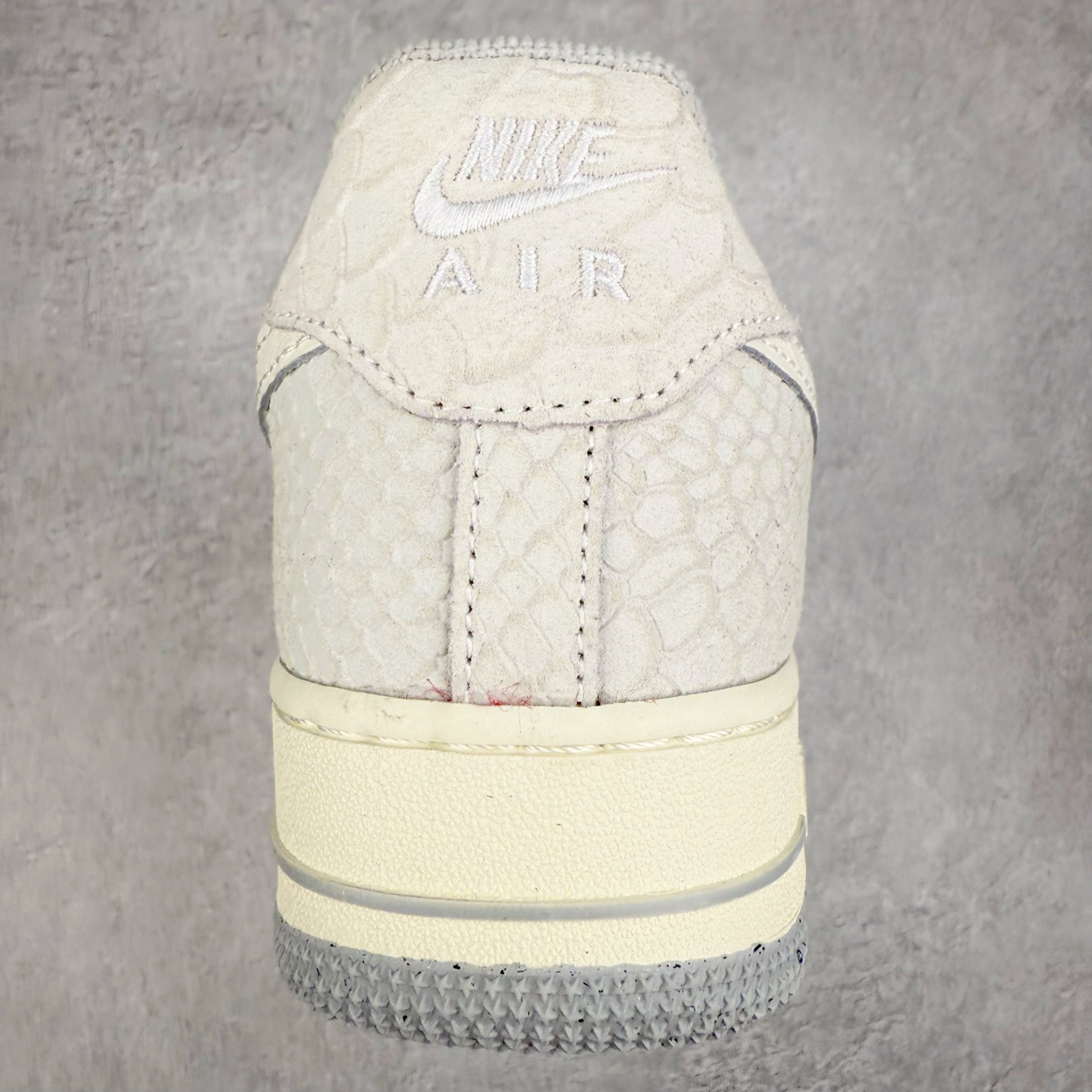 图片[8]-＃福利特价 NK Air Force 1´07 Low 空军一号低帮百搭休闲运动板鞋 柔软、弹性十足的缓震性能和出色的中底设计 横跨复古与现代的外型结合 造就出风靡全球 三十多年的Force 1 直到今天还深受青睐 尺码：36 36.5 37.5 38 38.5 39 40 40.5 41 42 42.5 43 44 44.5 45-选品中心