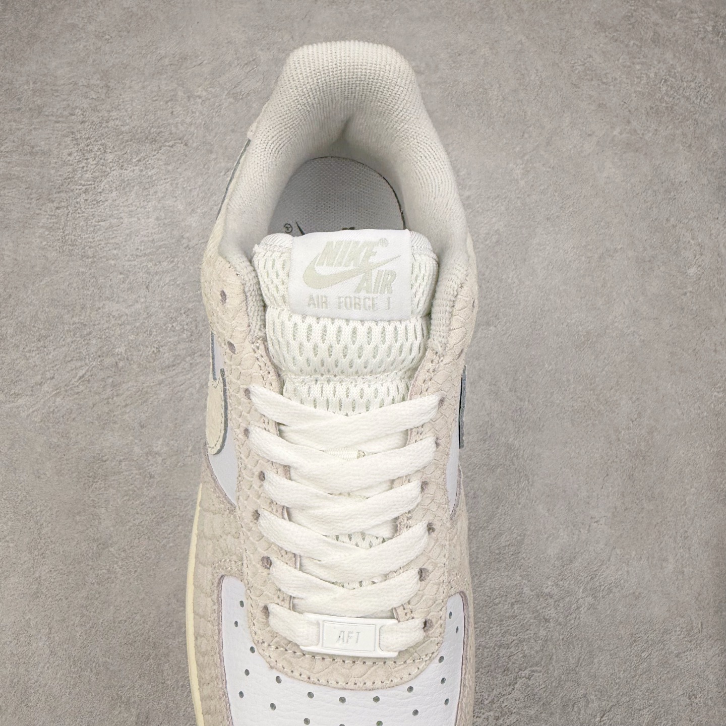 图片[5]-＃福利特价 NK Air Force 1´07 Low 空军一号低帮百搭休闲运动板鞋 柔软、弹性十足的缓震性能和出色的中底设计 横跨复古与现代的外型结合 造就出风靡全球 三十多年的Force 1 直到今天还深受青睐 尺码：36 36.5 37.5 38 38.5 39 40 40.5 41 42 42.5 43 44 44.5 45-选品中心