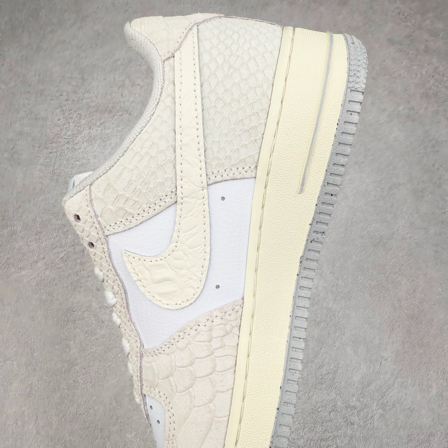 图片[7]-＃福利特价 NK Air Force 1´07 Low 空军一号低帮百搭休闲运动板鞋 柔软、弹性十足的缓震性能和出色的中底设计 横跨复古与现代的外型结合 造就出风靡全球 三十多年的Force 1 直到今天还深受青睐 尺码：36 36.5 37.5 38 38.5 39 40 40.5 41 42 42.5 43 44 44.5 45-选品中心