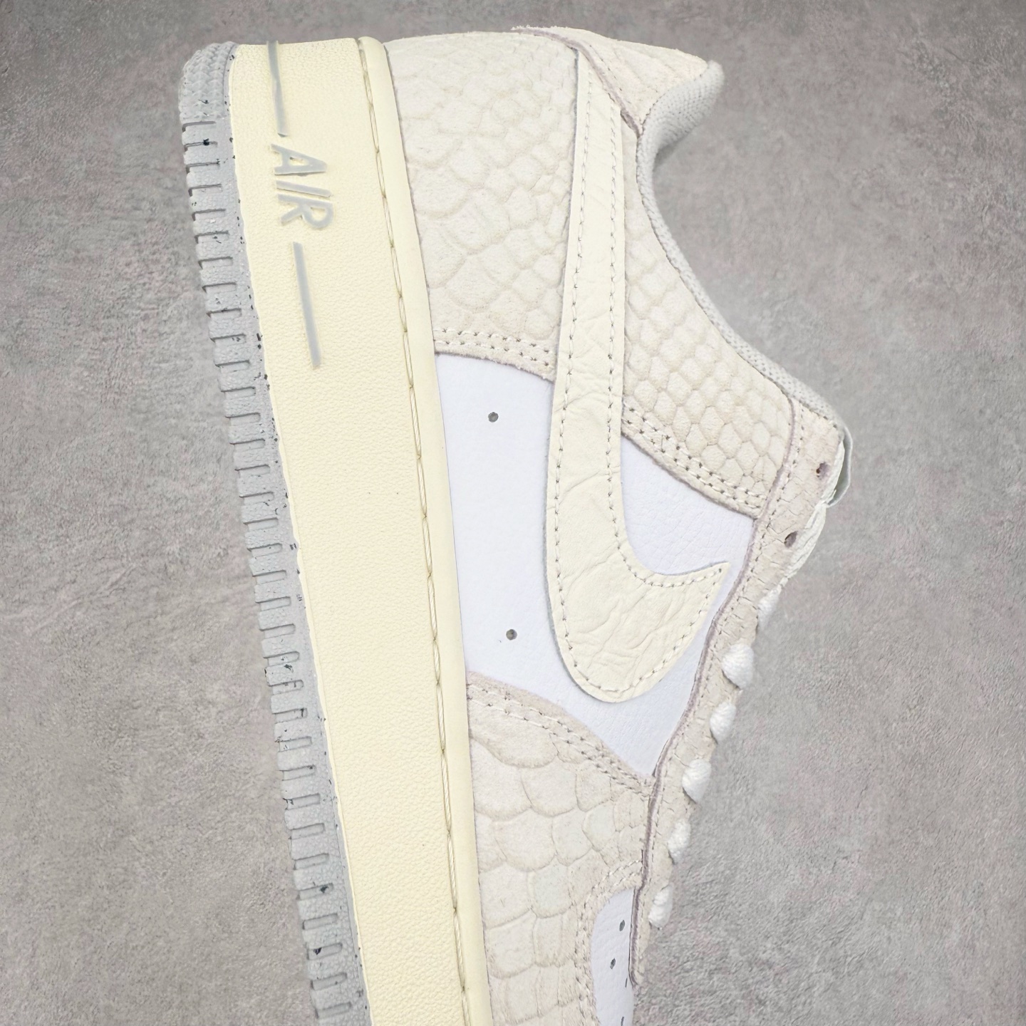 图片[6]-＃福利特价 NK Air Force 1´07 Low 空军一号低帮百搭休闲运动板鞋 柔软、弹性十足的缓震性能和出色的中底设计 横跨复古与现代的外型结合 造就出风靡全球 三十多年的Force 1 直到今天还深受青睐 尺码：36 36.5 37.5 38 38.5 39 40 40.5 41 42 42.5 43 44 44.5 45-选品中心