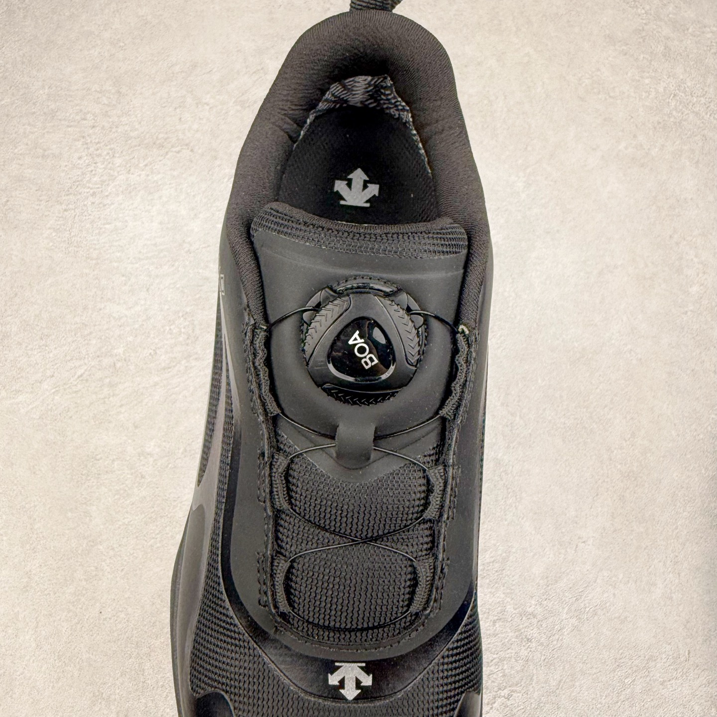 图片[5]-＃HP DESCENTE RUNNING系列 迪桑特跑步系列铁三运动回弹 低帮跑步鞋 DESCENTE（迪桑特）创立于1935年，品牌名取自法语词汇，意为“滑降”。品牌箭头标识代表滑雪的三种技术“高速直线滑行”、“穿越”和“侧滑”，也寓意品牌在打造高端专业运动产品中不断追求完美的创新精神，致力于成为中国高端专业滑雪、综训、女子、铁人三项、高尔夫的第一品牌。尺码：39 40 40.5 41 42 42.5 43 44 44.5 45-选品中心