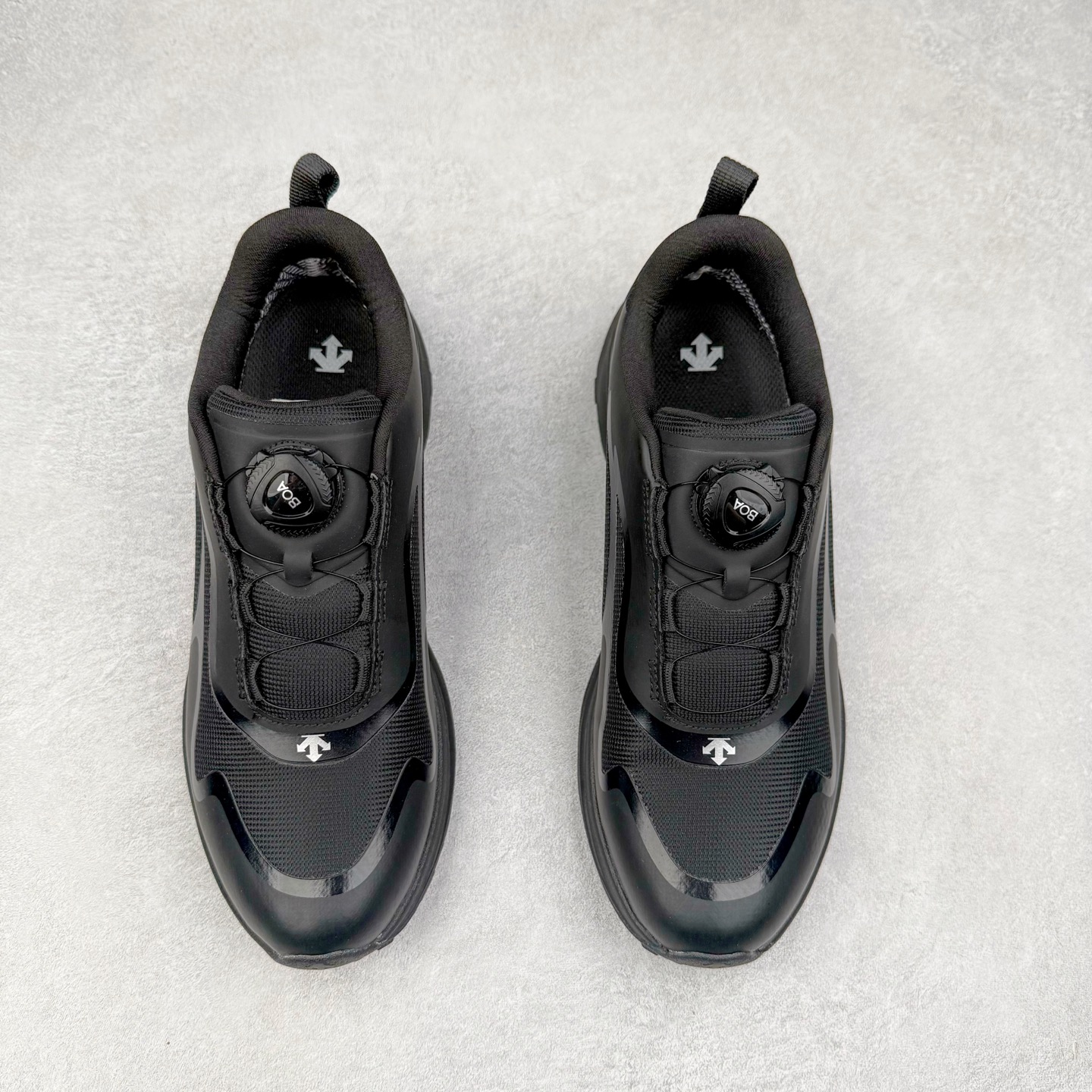 图片[2]-＃HP DESCENTE RUNNING系列 迪桑特跑步系列铁三运动回弹 低帮跑步鞋 DESCENTE（迪桑特）创立于1935年，品牌名取自法语词汇，意为“滑降”。品牌箭头标识代表滑雪的三种技术“高速直线滑行”、“穿越”和“侧滑”，也寓意品牌在打造高端专业运动产品中不断追求完美的创新精神，致力于成为中国高端专业滑雪、综训、女子、铁人三项、高尔夫的第一品牌。尺码：39 40 40.5 41 42 42.5 43 44 44.5 45-选品中心