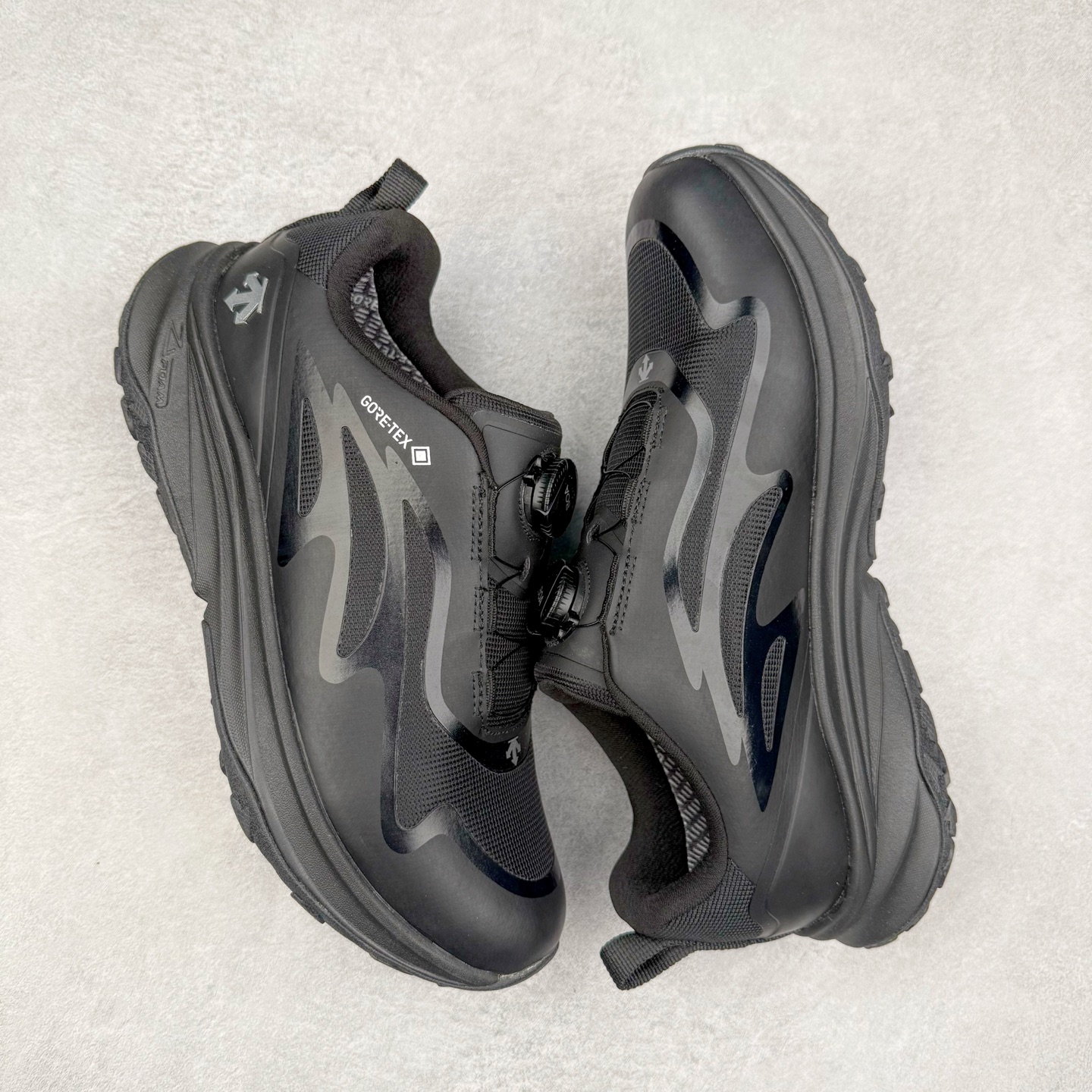 图片[3]-＃HP DESCENTE RUNNING系列 迪桑特跑步系列铁三运动回弹 低帮跑步鞋 DESCENTE（迪桑特）创立于1935年，品牌名取自法语词汇，意为“滑降”。品牌箭头标识代表滑雪的三种技术“高速直线滑行”、“穿越”和“侧滑”，也寓意品牌在打造高端专业运动产品中不断追求完美的创新精神，致力于成为中国高端专业滑雪、综训、女子、铁人三项、高尔夫的第一品牌。尺码：39 40 40.5 41 42 42.5 43 44 44.5 45-选品中心