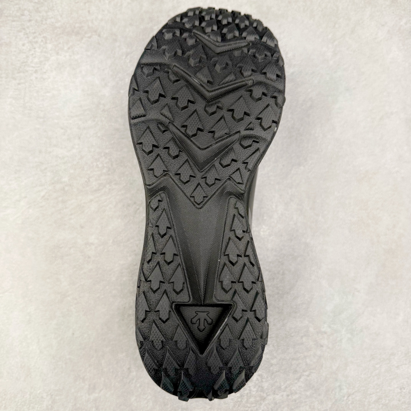 图片[9]-＃HP DESCENTE RUNNING系列 迪桑特跑步系列铁三运动回弹 低帮跑步鞋 DESCENTE（迪桑特）创立于1935年，品牌名取自法语词汇，意为“滑降”。品牌箭头标识代表滑雪的三种技术“高速直线滑行”、“穿越”和“侧滑”，也寓意品牌在打造高端专业运动产品中不断追求完美的创新精神，致力于成为中国高端专业滑雪、综训、女子、铁人三项、高尔夫的第一品牌。尺码：39 40 40.5 41 42 42.5 43 44 44.5 45-选品中心