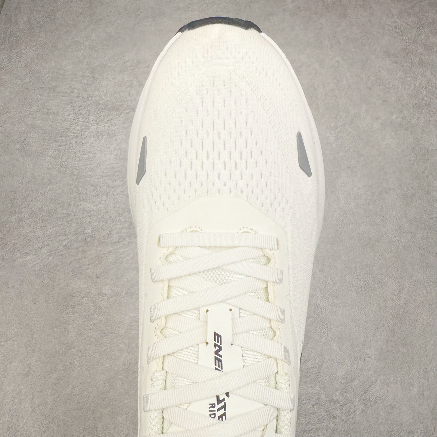 图片[4]-＃HP DESCENTE RUNNING ENERZITE 迪桑特透气耐磨防滑透气运动跑步鞋 DESCENTE（迪桑特）创立于1935年，品牌名取自法语词汇，意为“滑降”。品牌箭头标识代表滑雪的三种技术“高速直线滑行”、“穿越”和“侧滑”，也寓意品牌在打造高端专业运动产品中不断追求完美的创新精神，致力于成为中国高端专业滑雪、综训、女子、铁人三项、高尔夫的第一品牌。尺码：39 40 40.5 41 42 42.5 43 44 44.5 45-选品中心