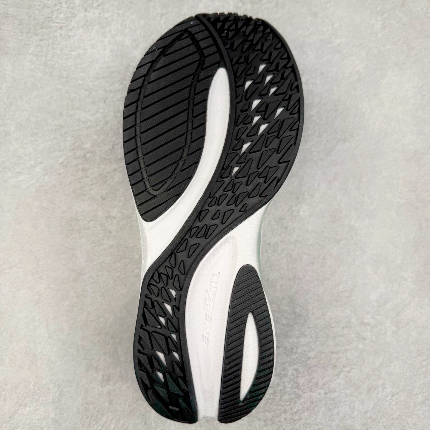 图片[9]-＃HP DESCENTE RUNNING ENERZITE 迪桑特透气耐磨防滑透气运动跑步鞋 DESCENTE（迪桑特）创立于1935年，品牌名取自法语词汇，意为“滑降”。品牌箭头标识代表滑雪的三种技术“高速直线滑行”、“穿越”和“侧滑”，也寓意品牌在打造高端专业运动产品中不断追求完美的创新精神，致力于成为中国高端专业滑雪、综训、女子、铁人三项、高尔夫的第一品牌。尺码：39 40 40.5 41 42 42.5 43 44 44.5 45-选品中心